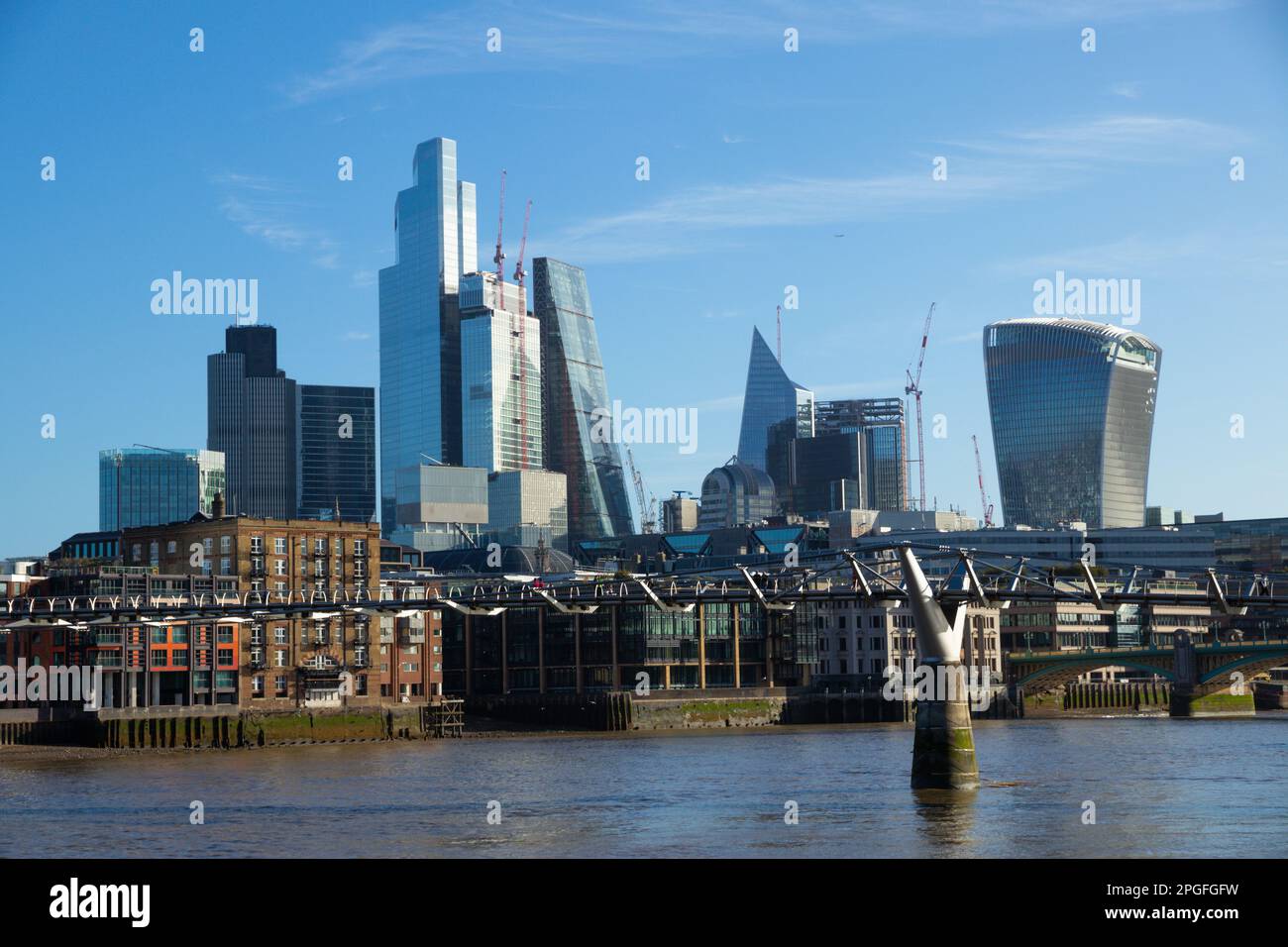 Millennium Bridge mit Blick auf Büroblöcke in der City of London dahinter, South Bank, London, Großbritannien Stockfoto