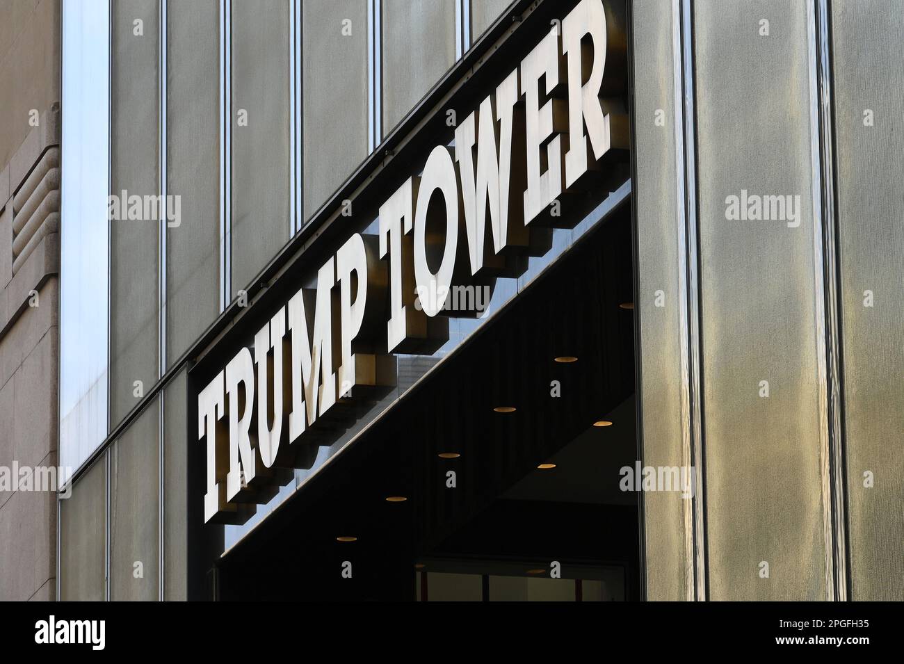 New York, USA. 22. März 2023. Außenansicht des Trump Tower, New York, NY, 22. März 2023. Die New Yorker Grand Jury trat am Mittwoch nicht zusammen, da im laufenden New Yorker Fall, in dem der ehemalige Präsident DonaldTrump wegen geheimer Zahlungen an einen pornostar untersucht wird, weitere Aussagen erwogen werden; Strafverfolgungsbeamte haben Vorbereitungen für mögliche Unruhen im Falle einer Anklage getroffen. (Foto: Anthony Behar/Sipa USA) Guthaben: SIPA USA/Alamy Live News Stockfoto