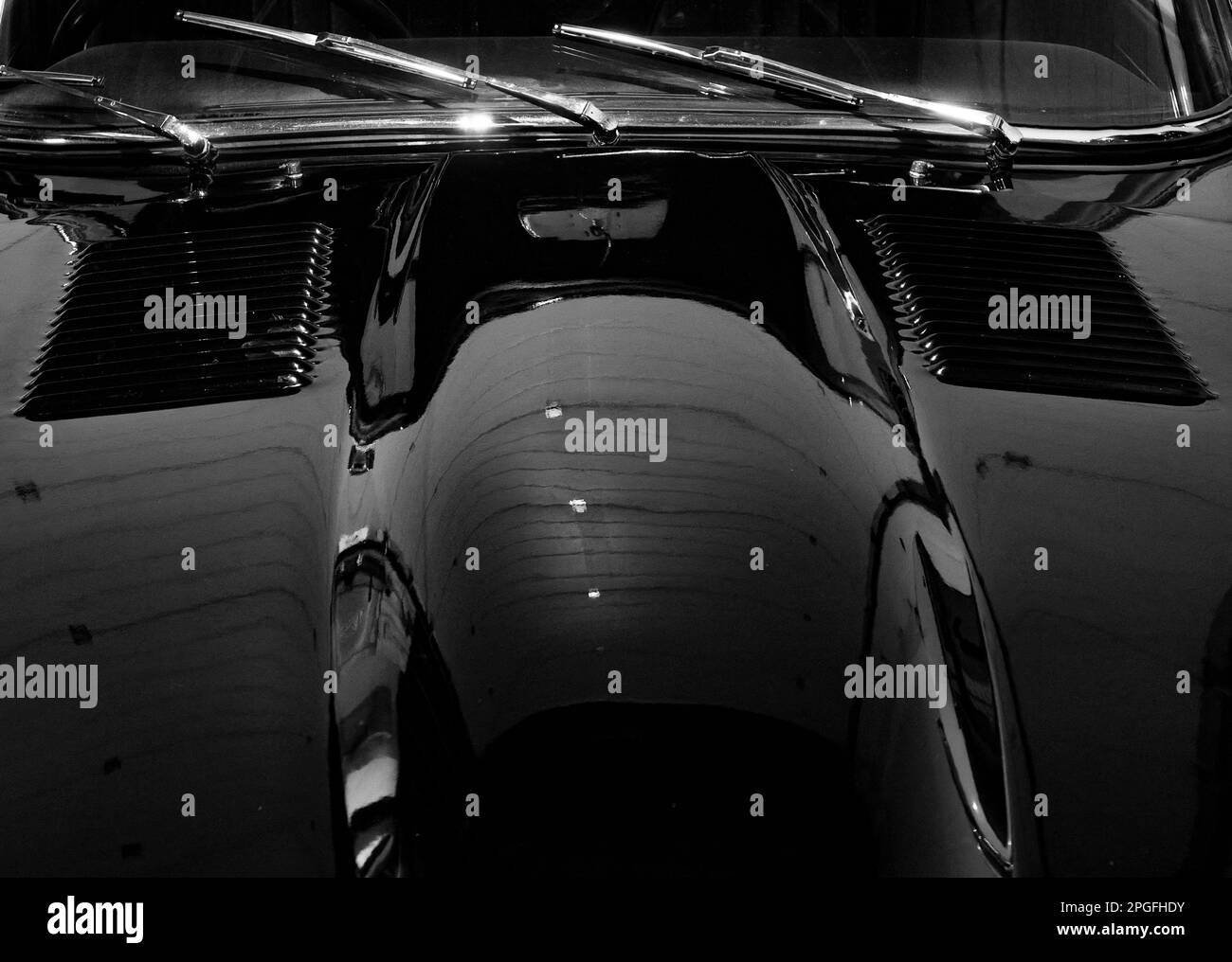 Motorhaubendetail des klassischen Jaguar E-Type Sportwagens in der Werkstatt mit Kühlergrills und Motorwölbung. Stockfoto