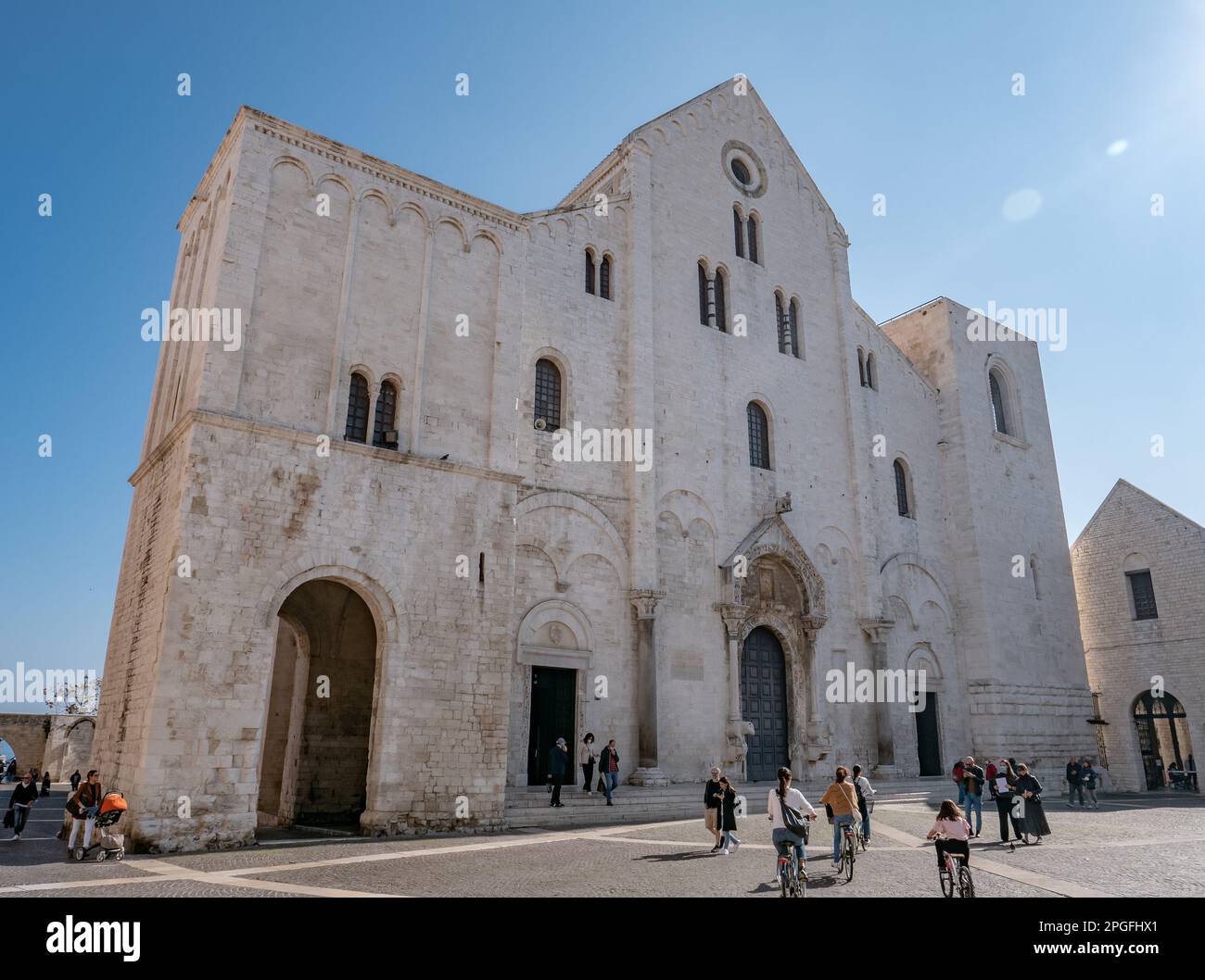 BARI, ITALIEN - 30. OKTOBER 2021: Basilika San Nicola am Piazza San Nicola Stadtplatz in Bari, Italien, an sonnigen Tagen Stockfoto