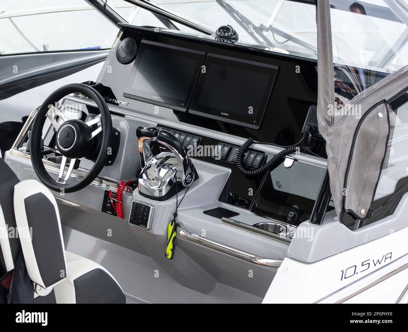 SOPOT, POLEN - 31. JULI 2022: Jeanneau Cap Camarat 10,5 WA Schnellboot mit Garmin-Instrumenten Stockfoto