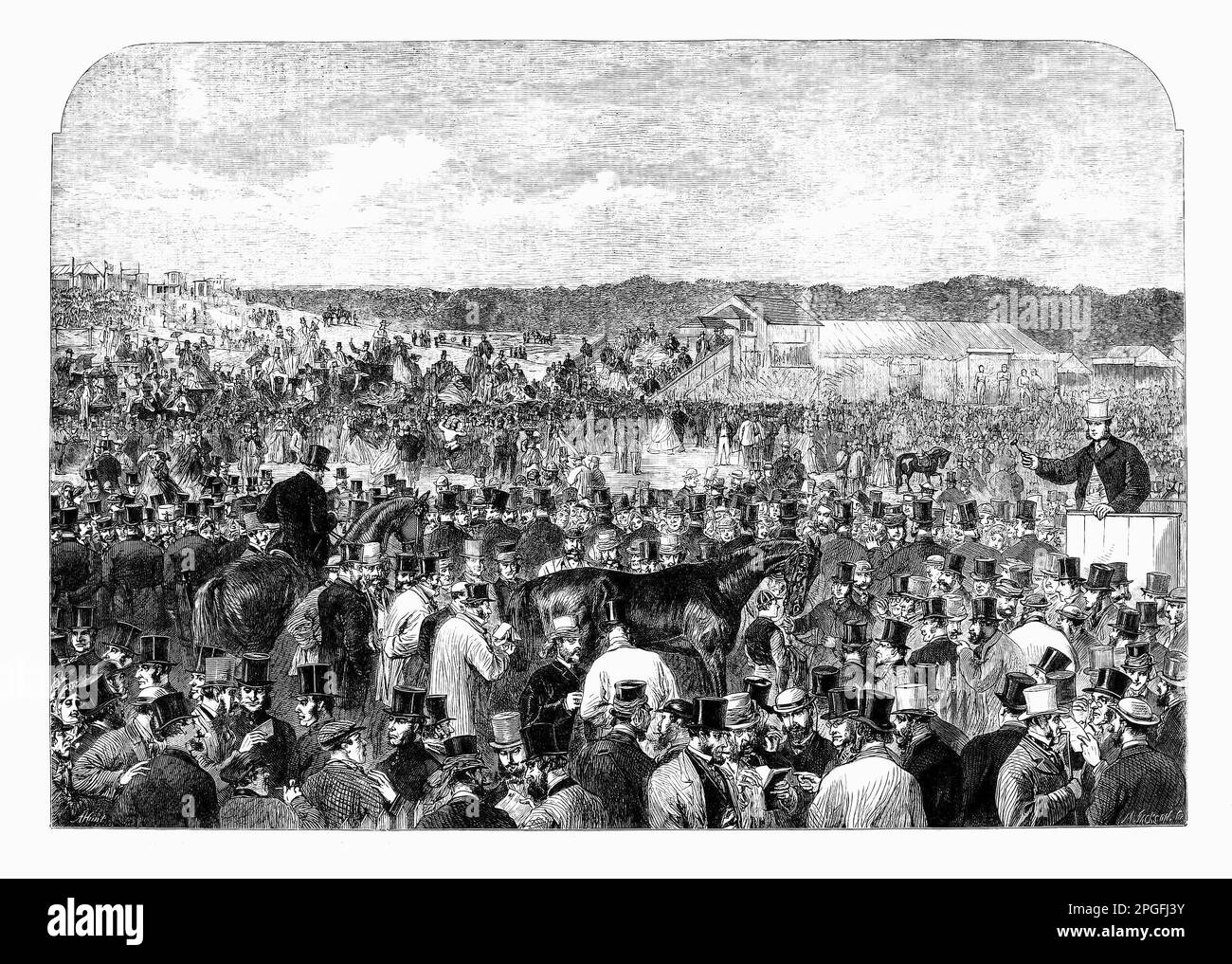 Umgeben von Menschenmassen von Kunden findet 1863 der Verkauf des Gewinnerpferdes auf der Epsom Racetrack, Surrey, England, statt. Stockfoto