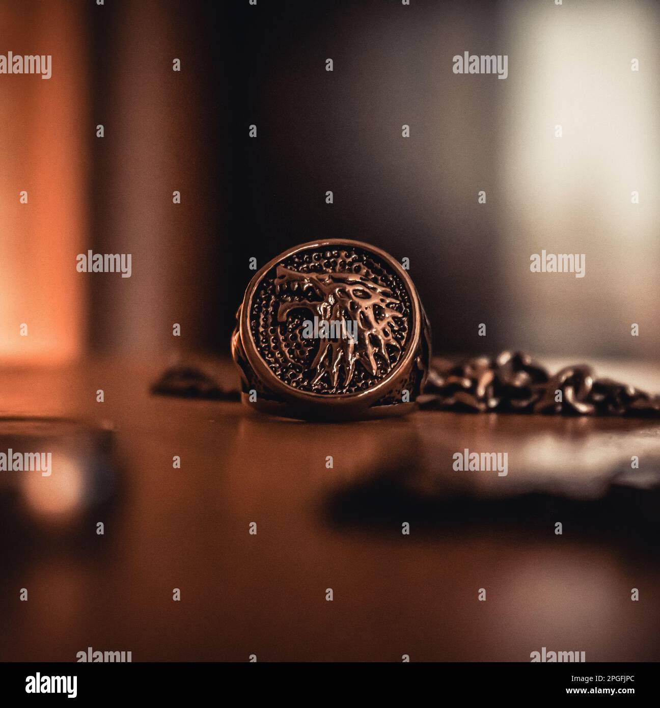 Produktfotografie eines Rings mit heulendem Wolfskopf darin. Stockfoto