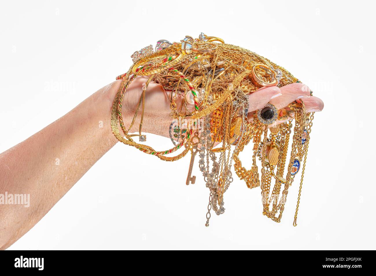 Horizontale Aufnahme einer Frauenhand mit Goldschmuck isoliert auf Weiß. Stockfoto