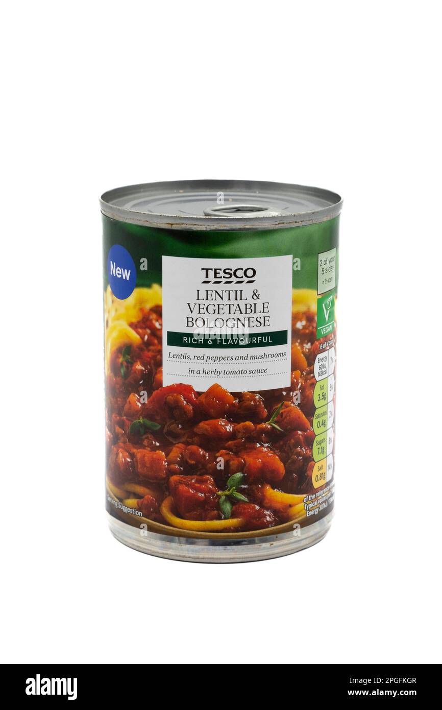Irvine, Schottland, Vereinigtes Königreich - 02. Februar 2023: Linsen- und Gemüsebolognese der Marke Tesco in einer recycelbaren Metalldose, auf der das Etikett mit g gekennzeichnet ist Stockfoto