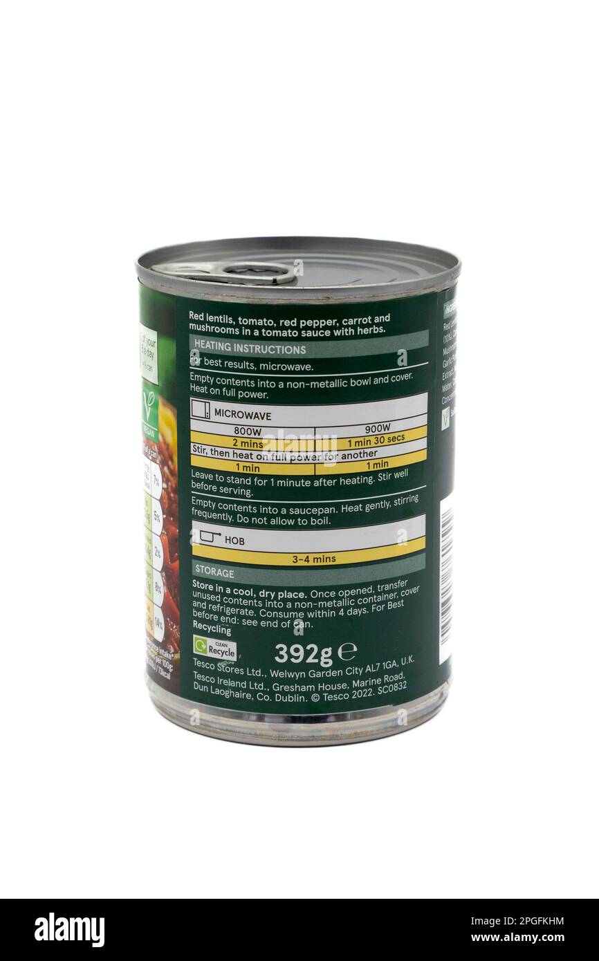 Irvine, Schottland, Vereinigtes Königreich - 02. Februar 2023: Linsen- und Gemüsebolognese der Marke Tesco in einer recycelbaren Metalldose, auf der das Etikett mit g gekennzeichnet ist Stockfoto