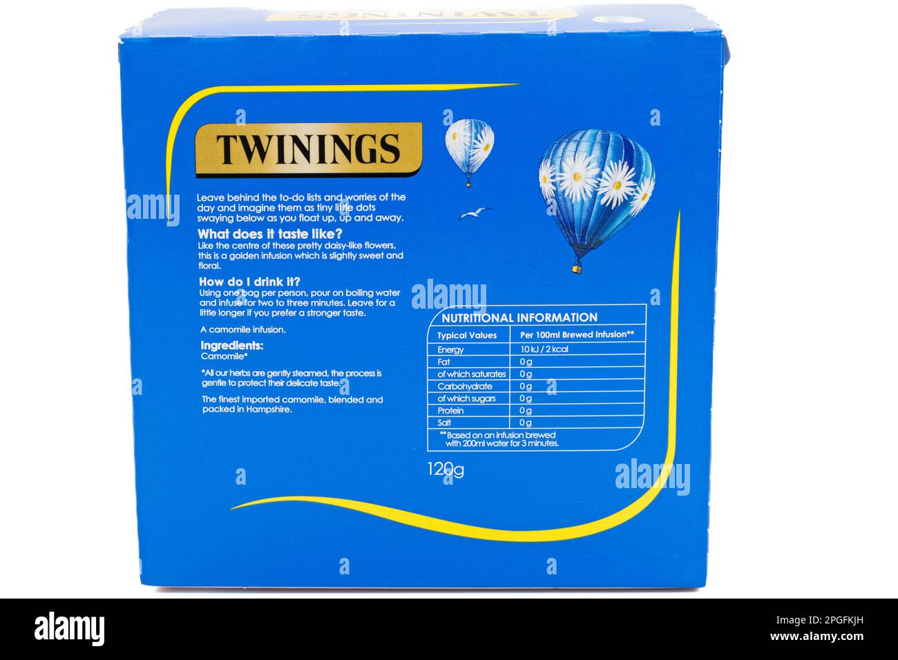 Irvine, Schottland, Großbritannien – 12. März 2023: Eine Schachtel mit Twinings reinen Kamille-Teebeuteln in einer recycelbaren Schachtel aus Karton mit Grafiken einschließlich Nutri Stockfoto