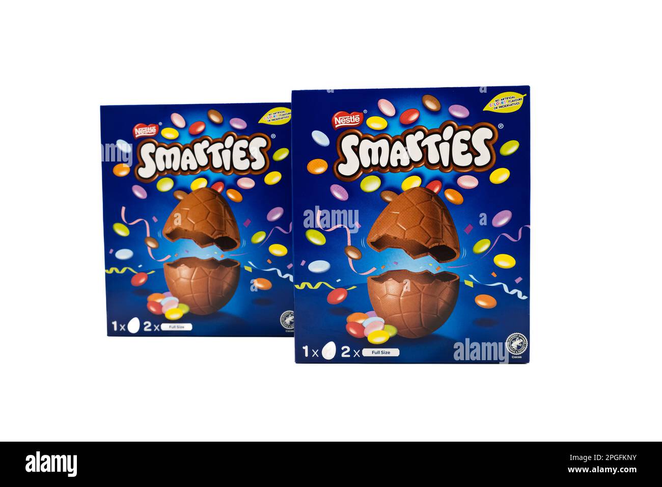 Irvine, Schottland, Großbritannien – 20. März 2023: Nestle hat die Marke Smarties Schokoladeneier im Osterthema in einer recycelbaren Pappschachtel mit Grafiksymbolen Stockfoto