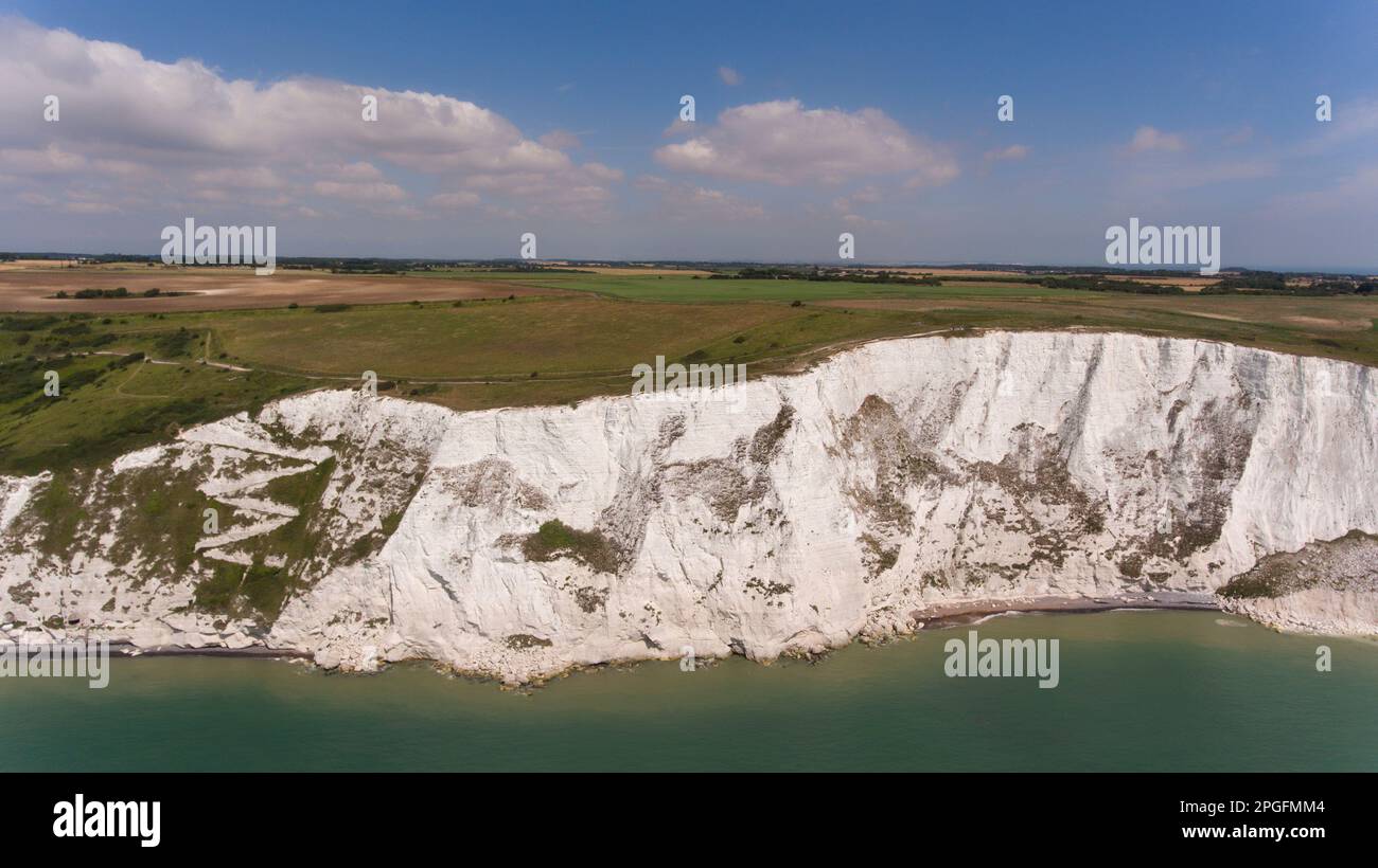 Luftaufnahme der weißen Klippen von Dover, Ärmelkanal an einem sonnigen Sommertag. Stockfoto