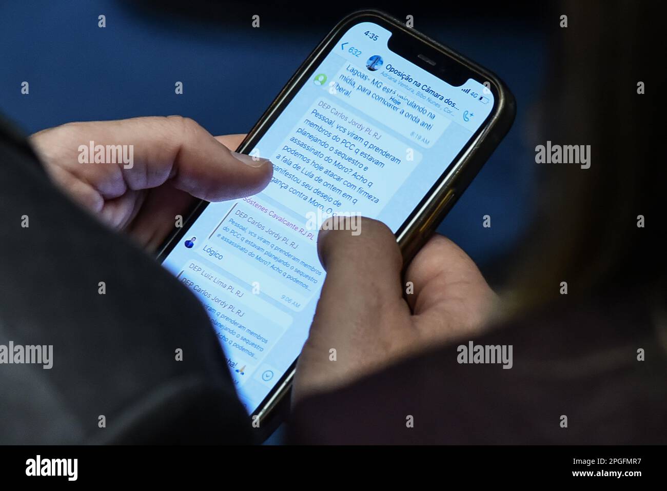 Brasília, DF - 22.03.2023: SÉRGIO MORO FALA SOBRE AMEACAS - Foto, Handyfoto von BundesDeputy Deltan Dallagnol mit Nachricht von Oppositionsvertretern der whatsapp-Gruppe. Dieser Mittwoch (22) zeigt sich Senator Sérgio Moro auf der Besuchertribüne des Bundessenats über die Drohungen, die er und seine Familie durch das organisierte Verbrechen erlitten haben, und über die Rede von Präsident Lula. (Foto: Ton Molina/Fotoarena) Stockfoto