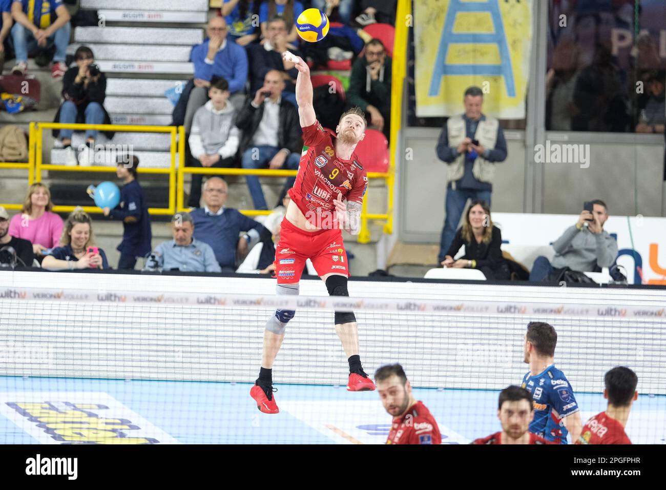 Verona, Italien. 22. März 2023. Service of Ivan Zaytsev during Playoff - WithU Verona VS Cucine Lube Civitanova, Volleyball Italian Serie A Men SuperLeague Championship in Verona, Italien, März 22 2023 Kredit: Independent Photo Agency/Alamy Live News Stockfoto