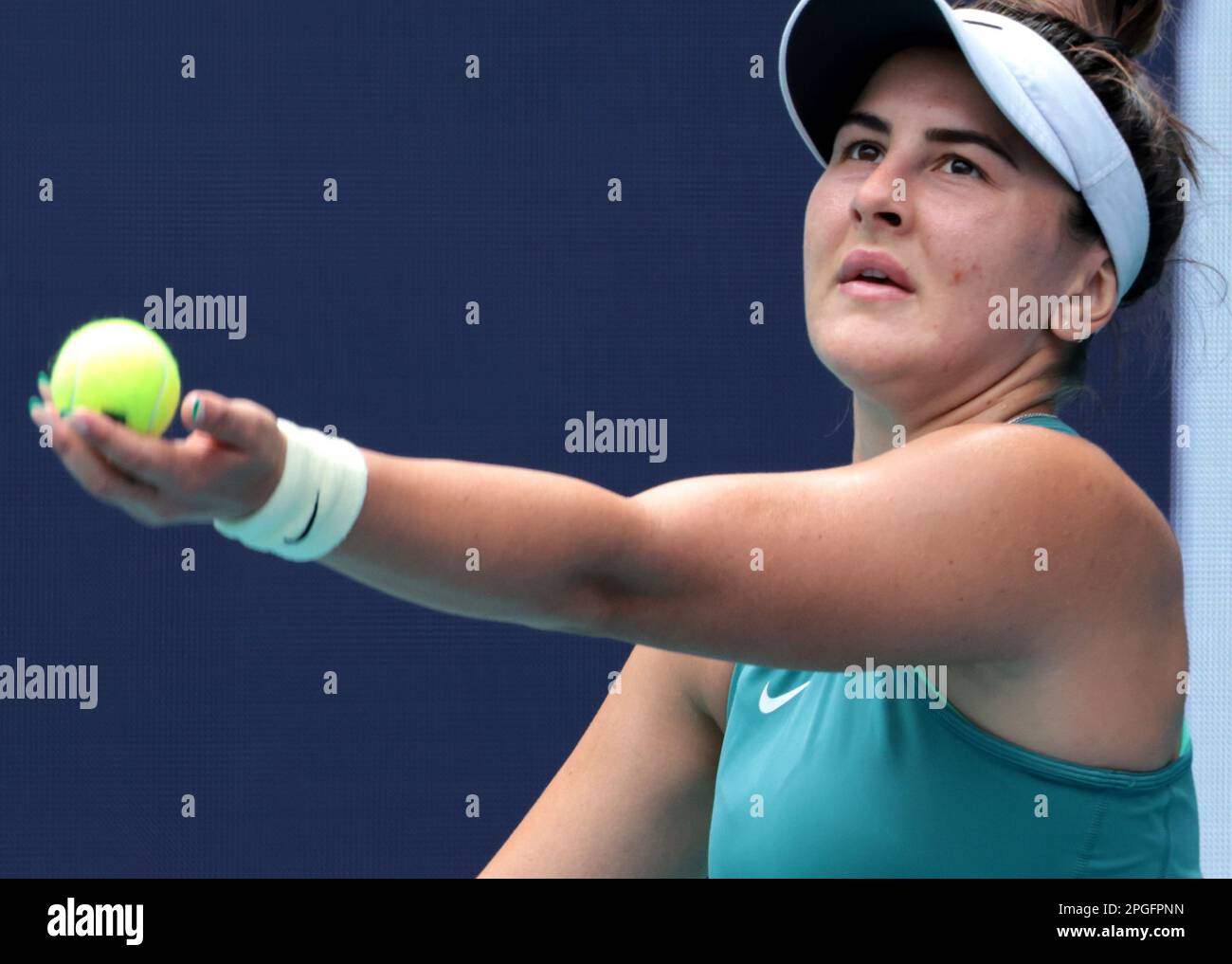 Miami Gardens, Usa. 22. März 2023. Bianca Andreescu aus Kanada bedient Emma Raducanu aus Großbritannien am ersten Auftritt am Eröffnungstag der Miami Open im Hard Rock Stadium in Miami Gardens, Florida, am Mittwoch, den 22. März 2023. Foto: Gary i Rothstein/UPI Credit: UPI/Alamy Live News Stockfoto