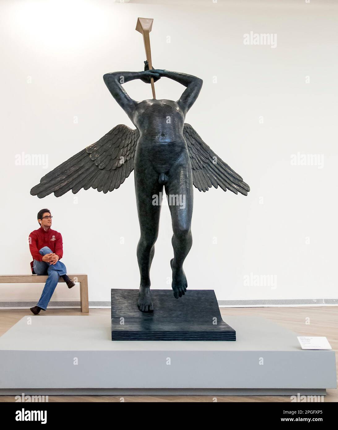 Ein Mann sieht die Skulptur Salvador Dali Triumphant Angel im Soumaya Museum, Mexiko-Stadt, Mexiko Stockfoto