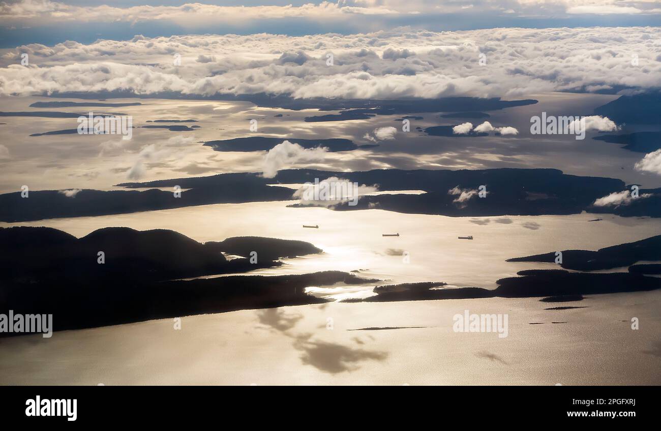 Luftaufnahme von Frachtschiffen zwischen den Inseln vor Vancouver, British Columbia, Kanada Stockfoto