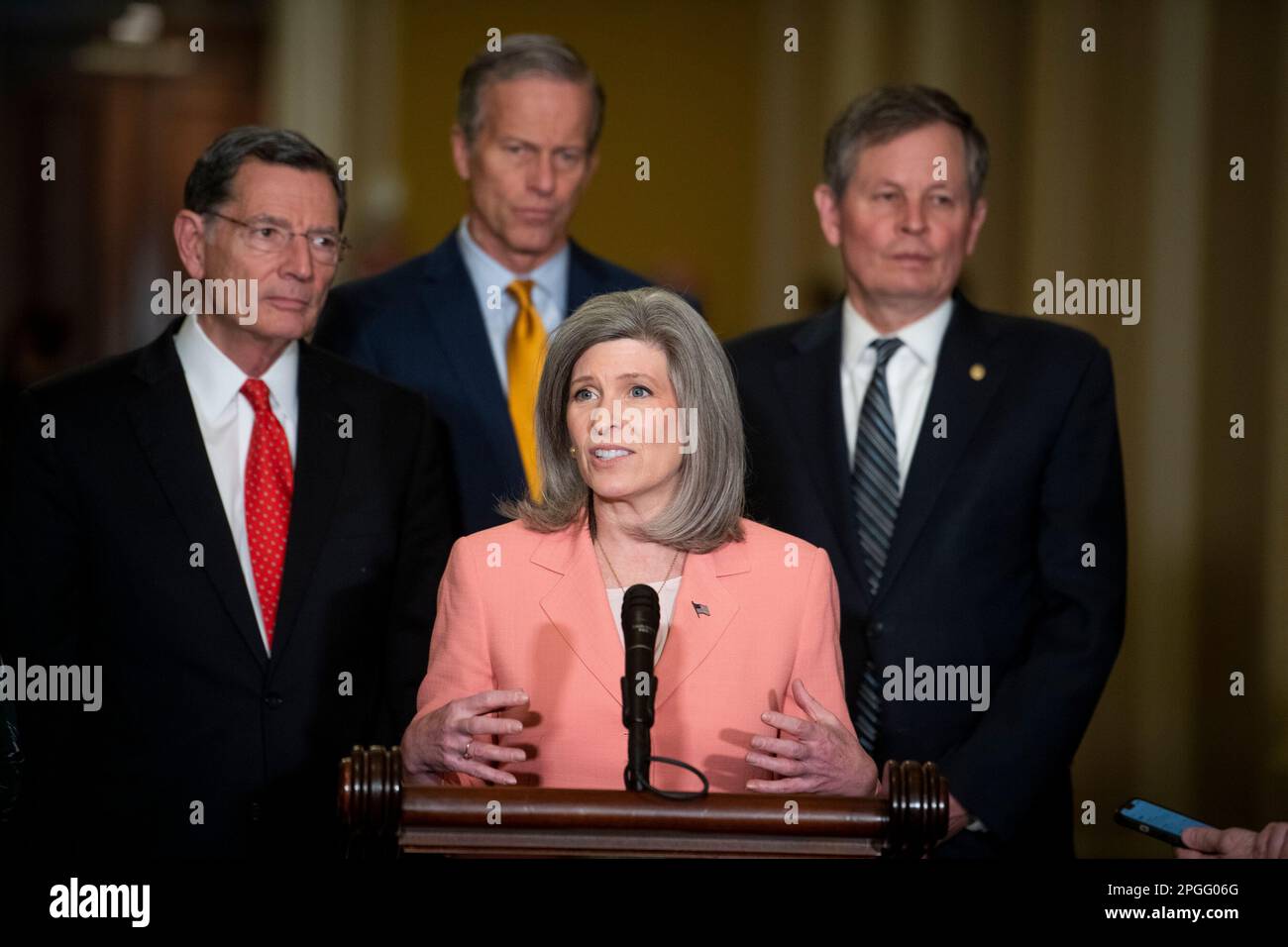 Der US-Senator Joni Ernst (Republikaner von Iowa) hält während der Republicanâs Pressekonferenz zum politischen Mittagessen des Senats am Mittwoch, den 22. März 2023, im US Capitol in Washington, DC, eine Rede. Kredit: Rod Lamkey/CNP Stockfoto