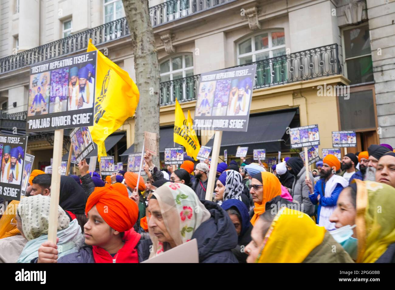 London, Großbritannien. 22. März 2023. Demonstranten jeden Alters bei der indischen Hochkommissarin in London. Kredit: Bekannte Studio/Alamy Live News Stockfoto