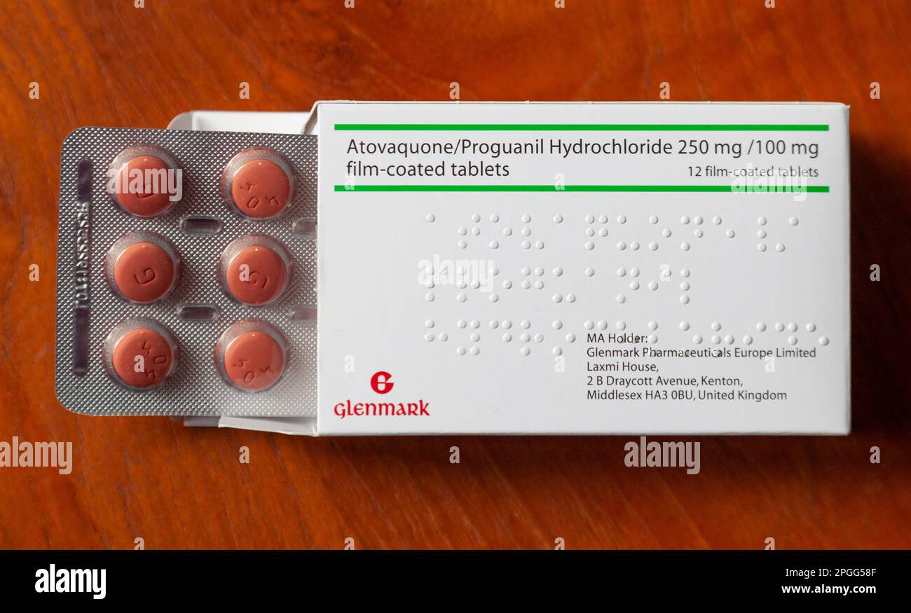 Nur Lagerfoto einer Schachtel kombinierter Atovaquon- und Proguanilhydrochlorid-Malariamittel, die einige der Tabletten zeigen. Stockfoto