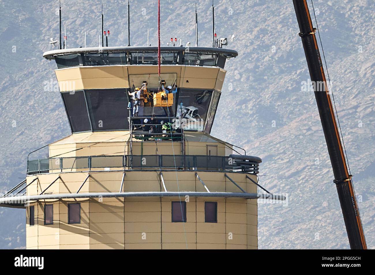 Palm Springs, Kalifornien, USA. 5. März 2023. Die Fenster am Kontrollturm am Flughafen Palm Springs austauschen. (Kreditbild: © Ian L. SITREN/ZUMA Press Wire) NUR REDAKTIONELLE VERWENDUNG! Nicht für den kommerziellen GEBRAUCH! Stockfoto