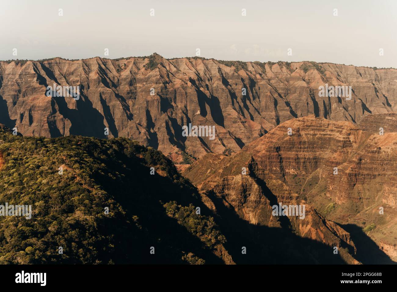 Luftaufnahme des Waimea Canyon Grand Canyon des Pazifiks auf der Westseite der Insel Kauai in Hawaii. Hochwertiges Foto Stockfoto