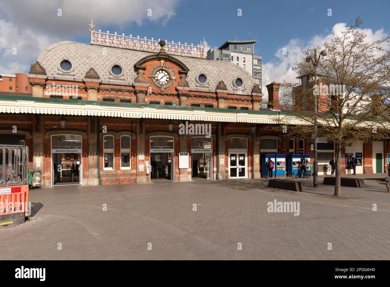 Slough, Berkshire, England, UK 2023. Vorplatz des Bahnhofs Slough und Eingang zur Buchungshalle. Stockfoto