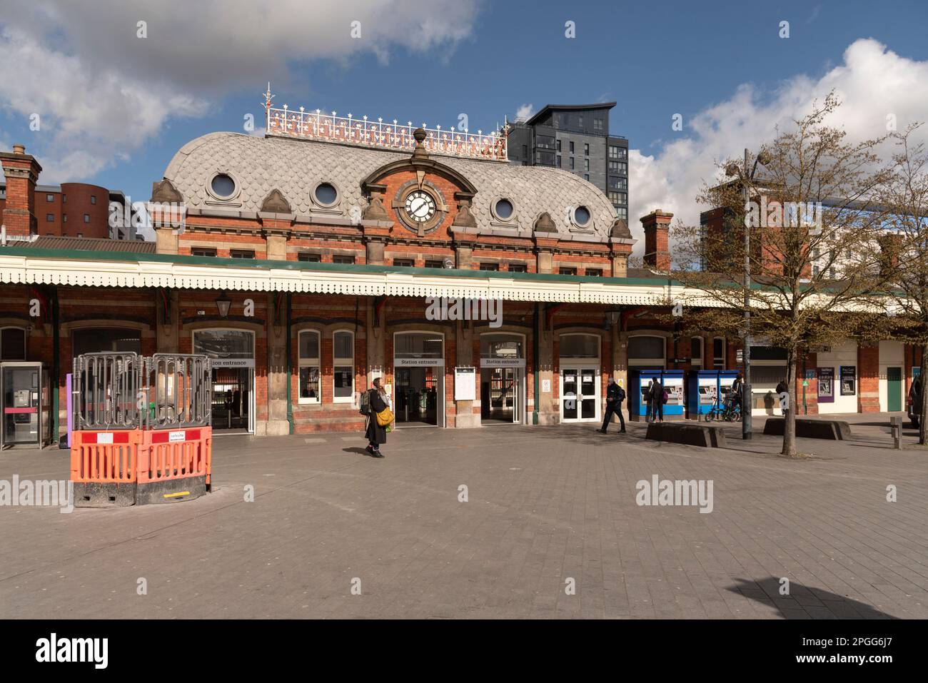 Slough, Berkshire, England, UK 2023. Vorplatz des Bahnhofs Slough und Eingang zur Buchungshalle. Stockfoto
