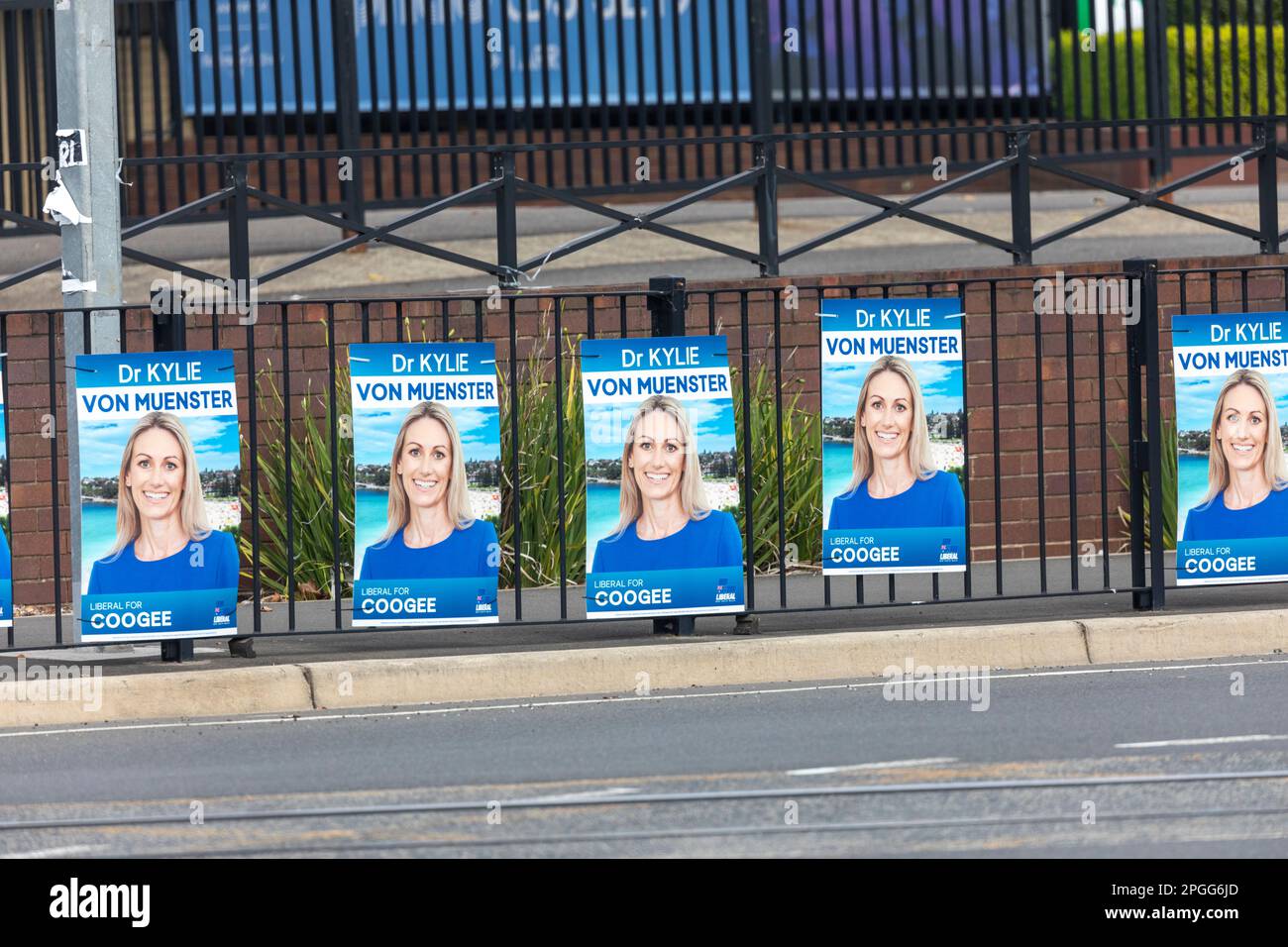 NSW-Staatswahl 2023, liberaler Kandidat für den Sitz von Coogee in Sydney, Dr. Kylie von Meunster Plakate, Sitz wird von der Labour-Abgeordneten gehalten Stockfoto