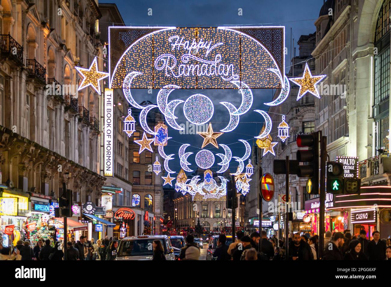 Die Ramadan Lights werden zum ersten Mal im Zentrum von London, London, Großbritannien, ausgestellt Stockfoto