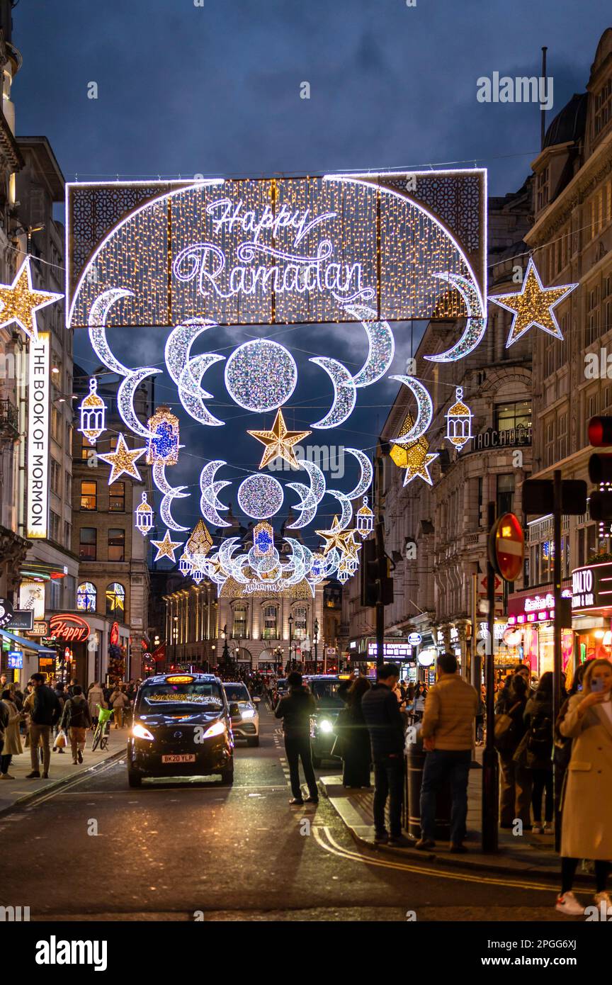 Die Ramadan Lights werden zum ersten Mal im Zentrum von London, London, Großbritannien, ausgestellt Stockfoto