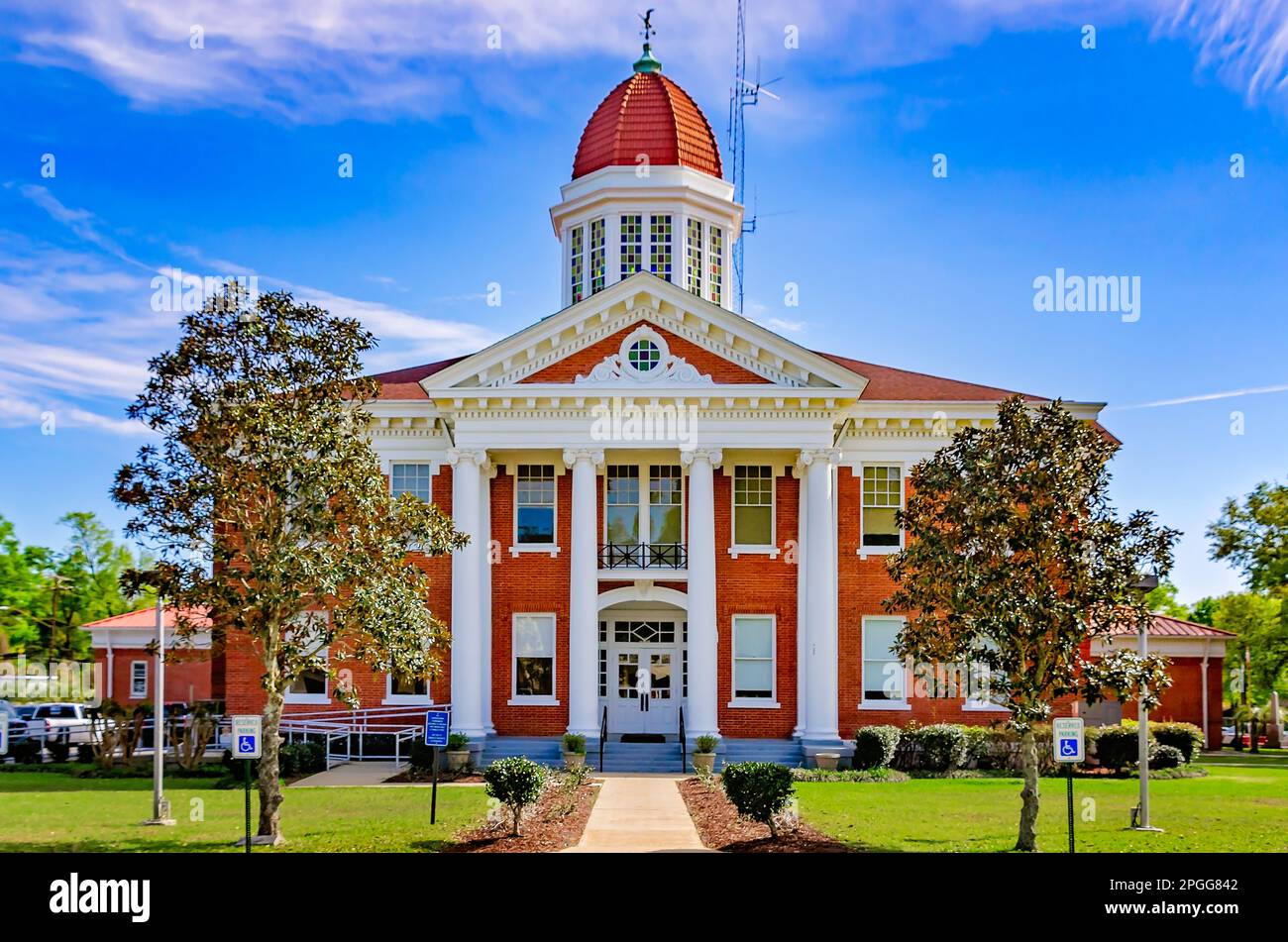 Das George County Courthouse ist am 20. März 2023 in Lucedale, Mississippi, abgebildet. Das neoklassizistische Gerichtsgebäude wurde 1911 erbaut. Stockfoto