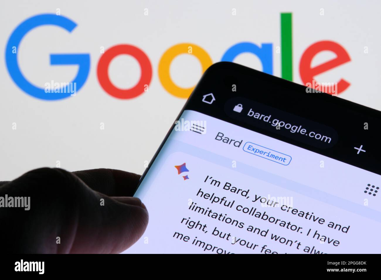 Google Bard AI-Chatbot. Ein echtes Beispiel für einen Chat-bot auf dem Bildschirm des Geräts und das Google-Logo im Hintergrund. Stafford, Großbritannien, 22. März 2023 Stockfoto