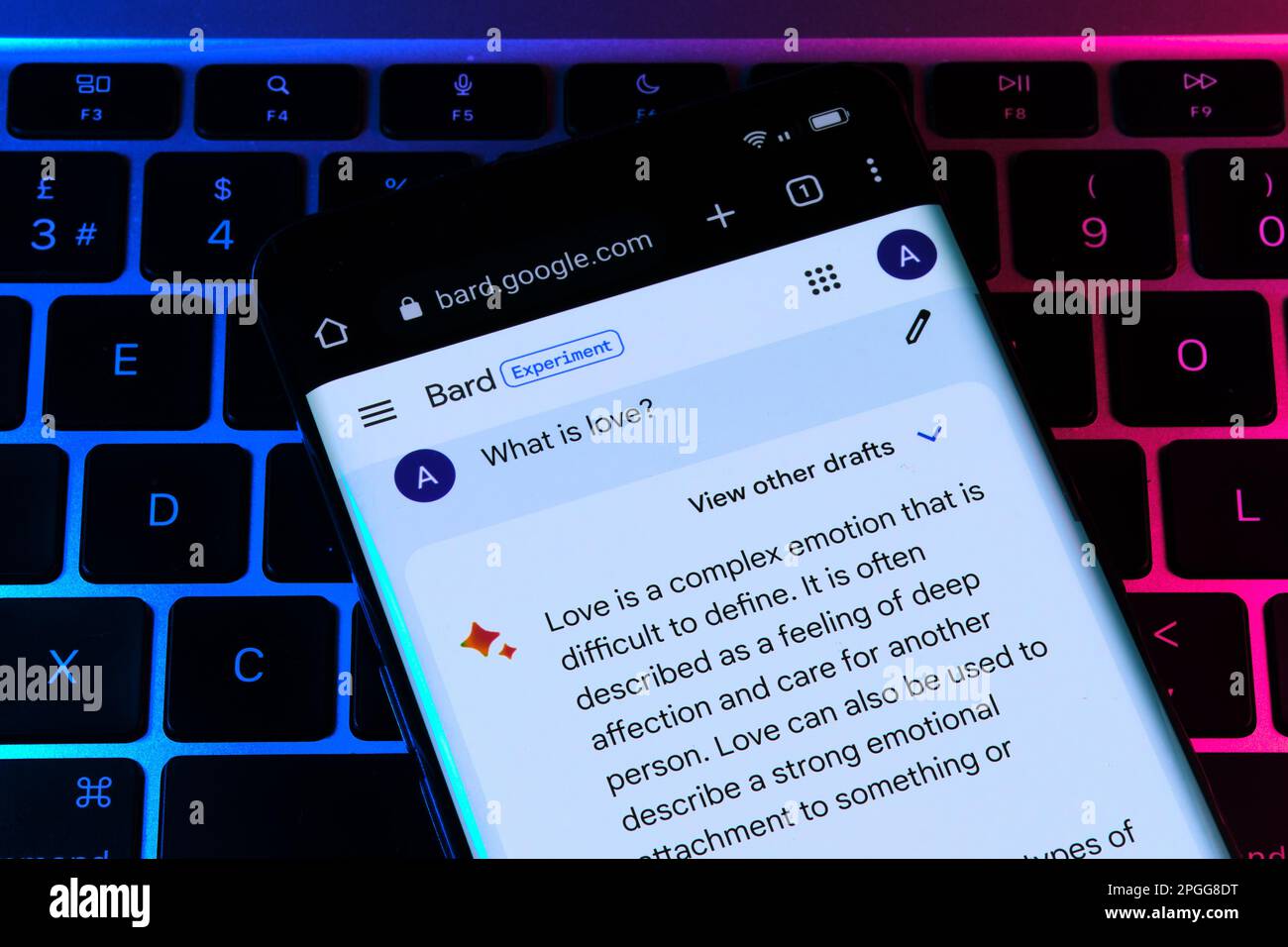 Google Bard AI-Chatbot. Echte Nutzung von Chat bot. Ich beantworte die Frage nach der Liebe. Stafford, Großbritannien, 22. März 2023 Stockfoto