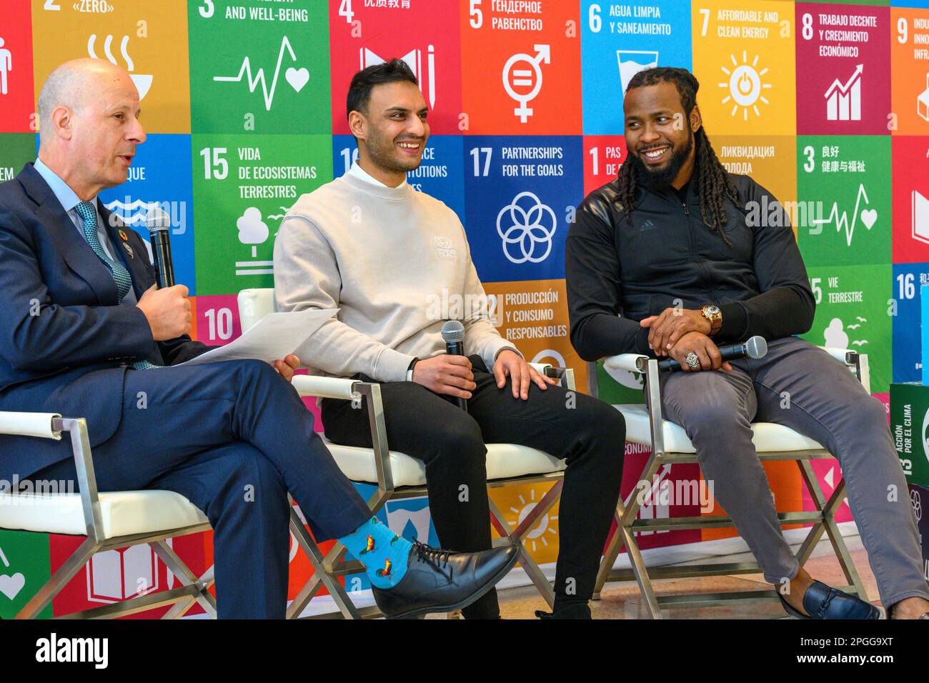 New York, USA. 22. März 2023. Kashif Mumtaz Siddiqi, ehemaliger Fußballer und Mitbegründer von Football for Peace (C) und Joshua Ricardo Norman, All-Pro NFL Cornerback und Gründungspartner von Football for Peace USA nehmen an der Veranstaltung „Football for the Goals“ Teil, die im Rahmen des Programms der Vereinten Nationen für Nachhaltigkeitsziele und der UN-Wasserkonferenz 2023 stattfindet. Auf der linken Seite befragt Maher Nasser, Direktor der Abteilung Outreach, UN Department of Global Communications. Kredit: Enrique Shore/Alamy Live News Stockfoto