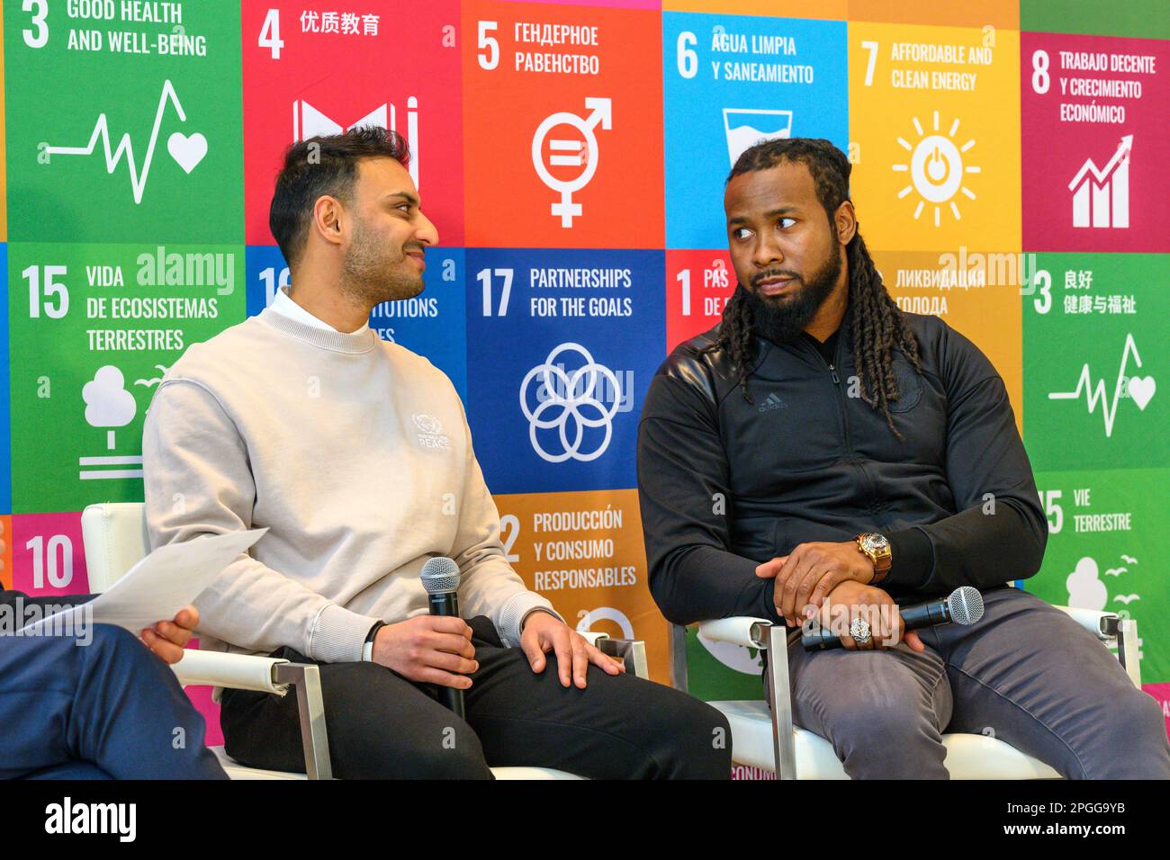 New York, USA. 22. März 2023. Kashif Mumtaz Siddiqi, ehemaliger Fußballer und Mitbegründer von Football for Peace (L) und Joshua Ricardo Norman, All-Pro NFL Cornerback und Gründungspartner von Football for Peace USA nehmen an der Veranstaltung „Football for the Goals“ Teil, die im Rahmen des Programms der Vereinten Nationen für Nachhaltigkeitsziele und der UN-Wasserkonferenz 2023 stattfindet. Kredit: Enrique Shore/Alamy Live News Stockfoto