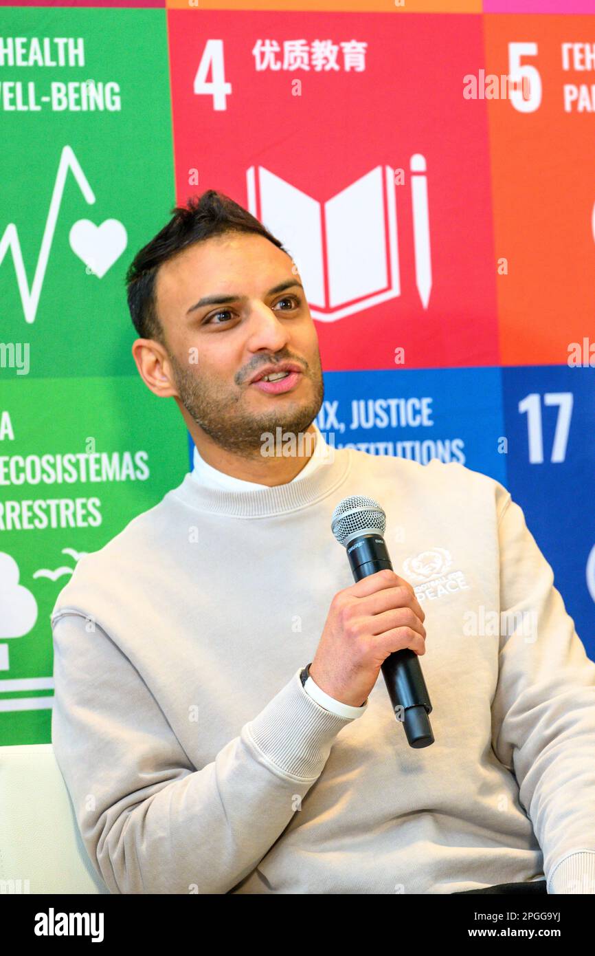 New York, USA. 22. März 2023. Kashif Mumtaz Siddiqi, ehemaliger Fußballer und Mitbegründer von Football for Peace, nimmt an der Veranstaltung „Football for the Goals“ Teil des Programms der Vereinten Nationen für Nachhaltigkeitsziele, das mit der UN-Wasserkonferenz 2023 zusammenfällt. Kredit: Enrique Shore/Alamy Live News Stockfoto