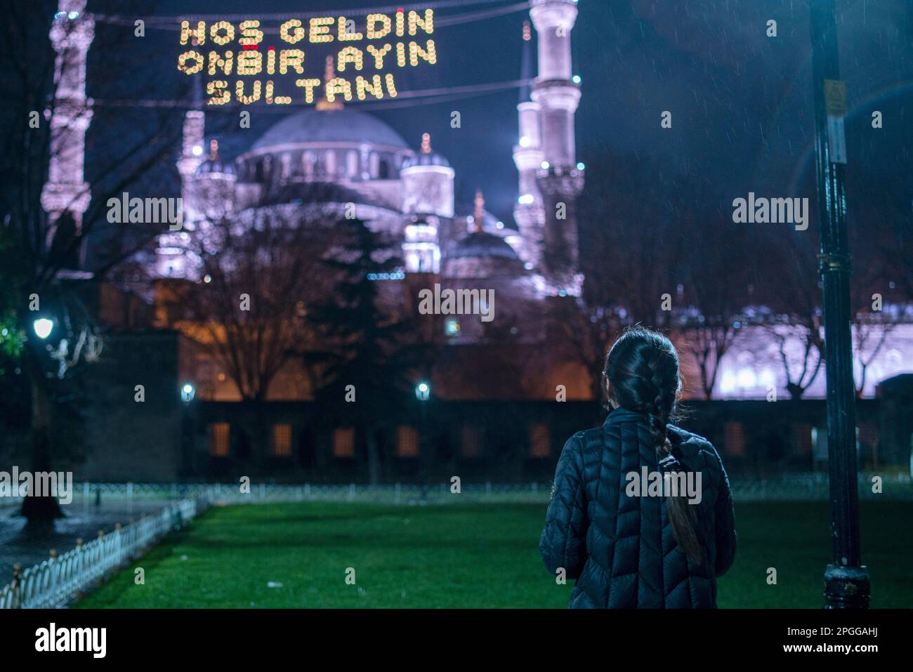 Istanbul, Istanbul, Türkei. 22. März 2023. Ein Mädchen sieht sich den "Welcome, Sultan of Eleven Months" -Kamm an, der für Ramadan in der Blauen Moschee in Istanbul gehängt wurde. (Kreditbild: © Tolga Uluturk/ZUMA Press Wire) NUR REDAKTIONELLE VERWENDUNG! Nicht für den kommerziellen GEBRAUCH! Stockfoto