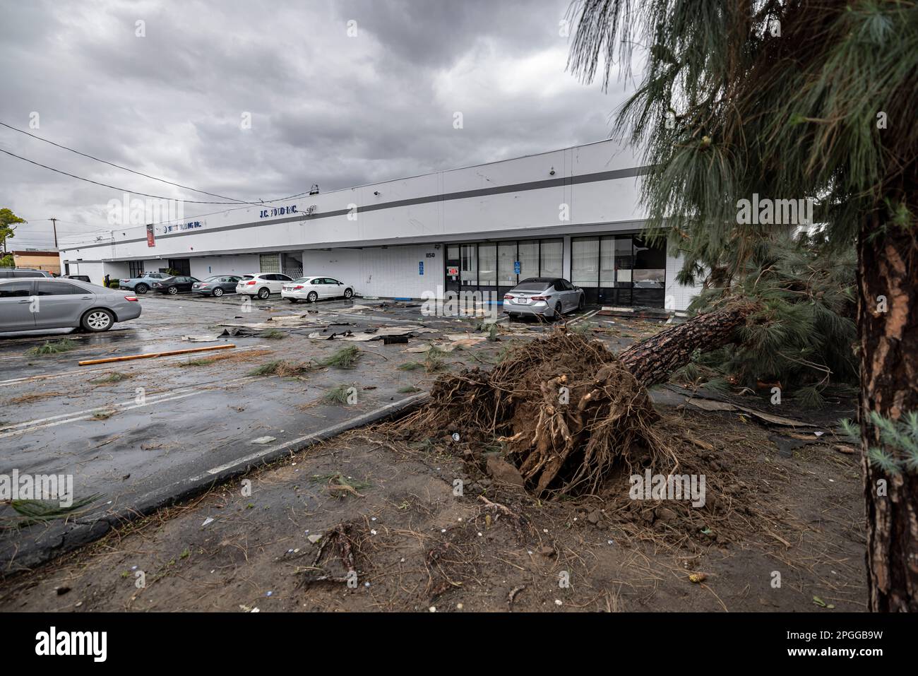 Montebello, USA. 22. März 2023. Ein seltener kleiner Tornado zerstörte einige Lagerhäuser in Montebello. Niemand wurde verletzt und mehrere Autos und Unternehmen wurden beschädigt. 3/22/2023 Montebello, CA., USA. (Foto: Ted Soqui/SIPA USA) Guthaben: SIPA USA/Alamy Live News Stockfoto