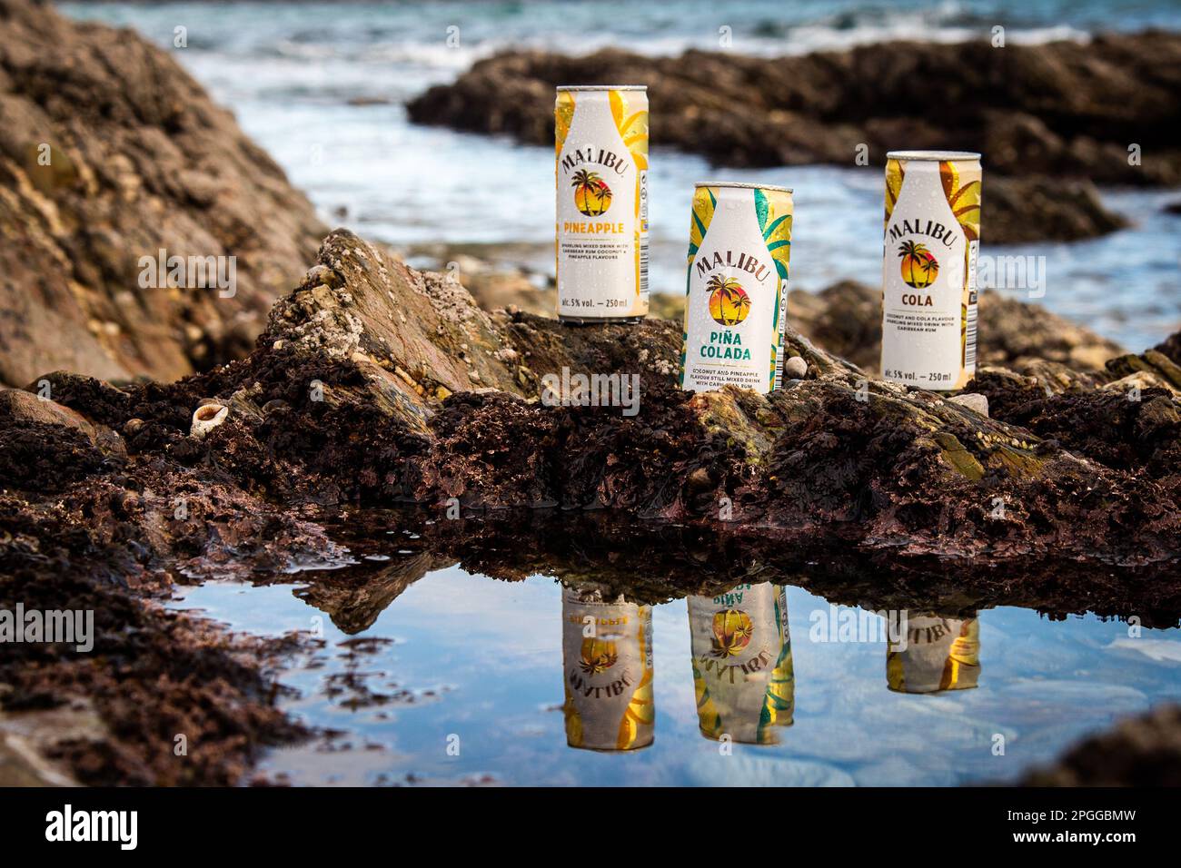 7. Februar 2023: Eine Reihe von Malibu-Dosen, die in Gylly Beach, Cornwall, fotografiert wurden. Stockfoto