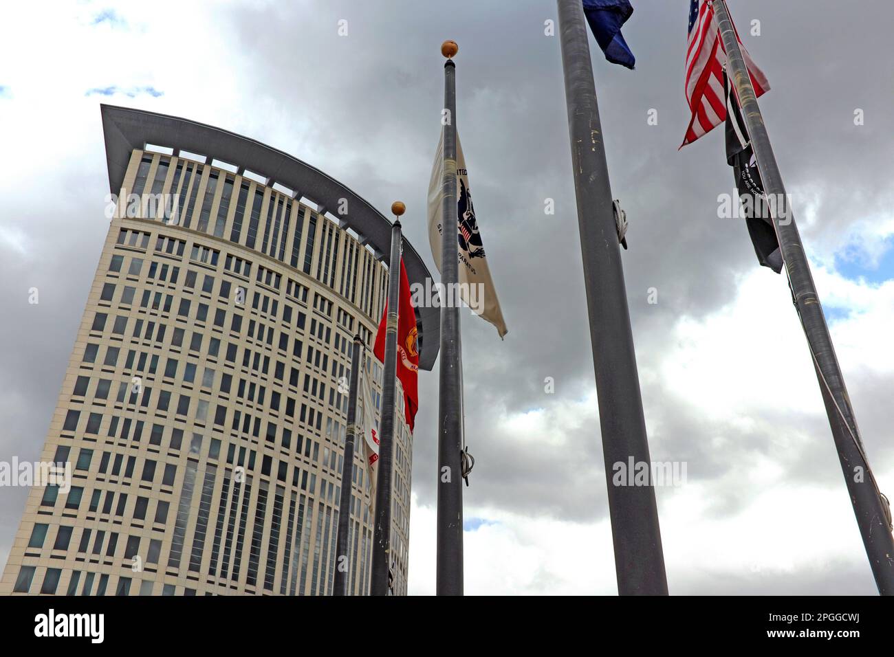 Wolken sammeln sich um die Carl B. Stokes USA Courthouse, Sitz des 6. Circuit US Court of Appeals, eröffnet 2002 in Cleveland, Ohio, USA. Stockfoto