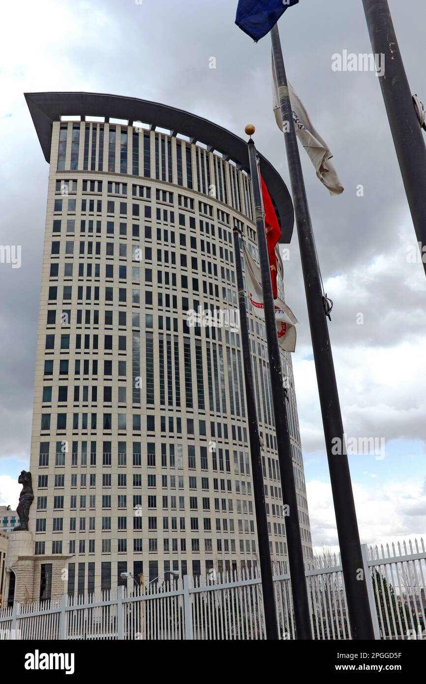 Der Carl B. Stokes U.S. Courthouse, Sitz des 6. Circuit US Court of Appeals, eröffnet 2002 in Cleveland, Ohio, USA. Stockfoto