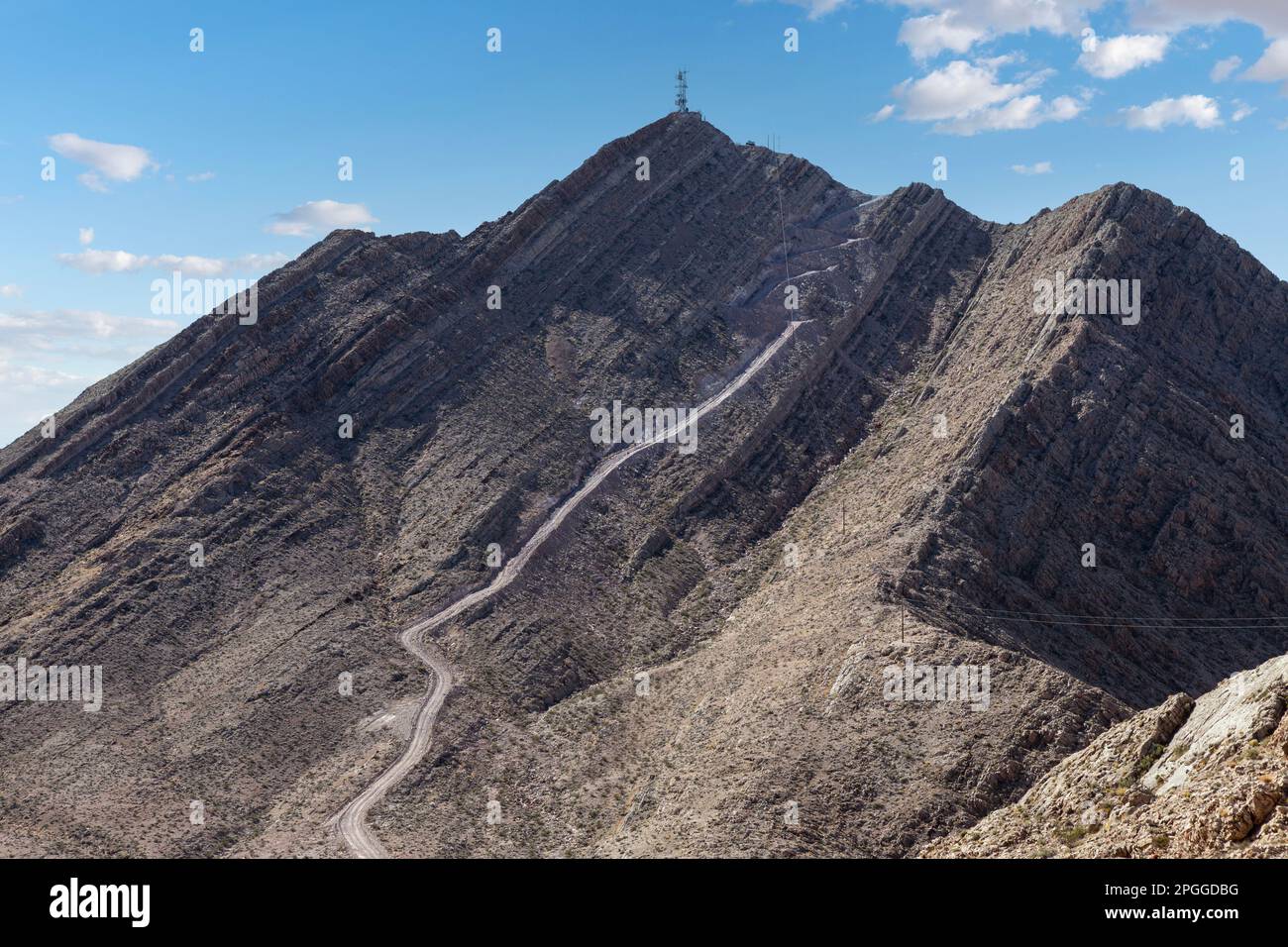 Blick auf die verrückte steile Straße, die den Frenchman Mountain in der Nähe von Las Vegas Nevada hinaufführt. Stockfoto