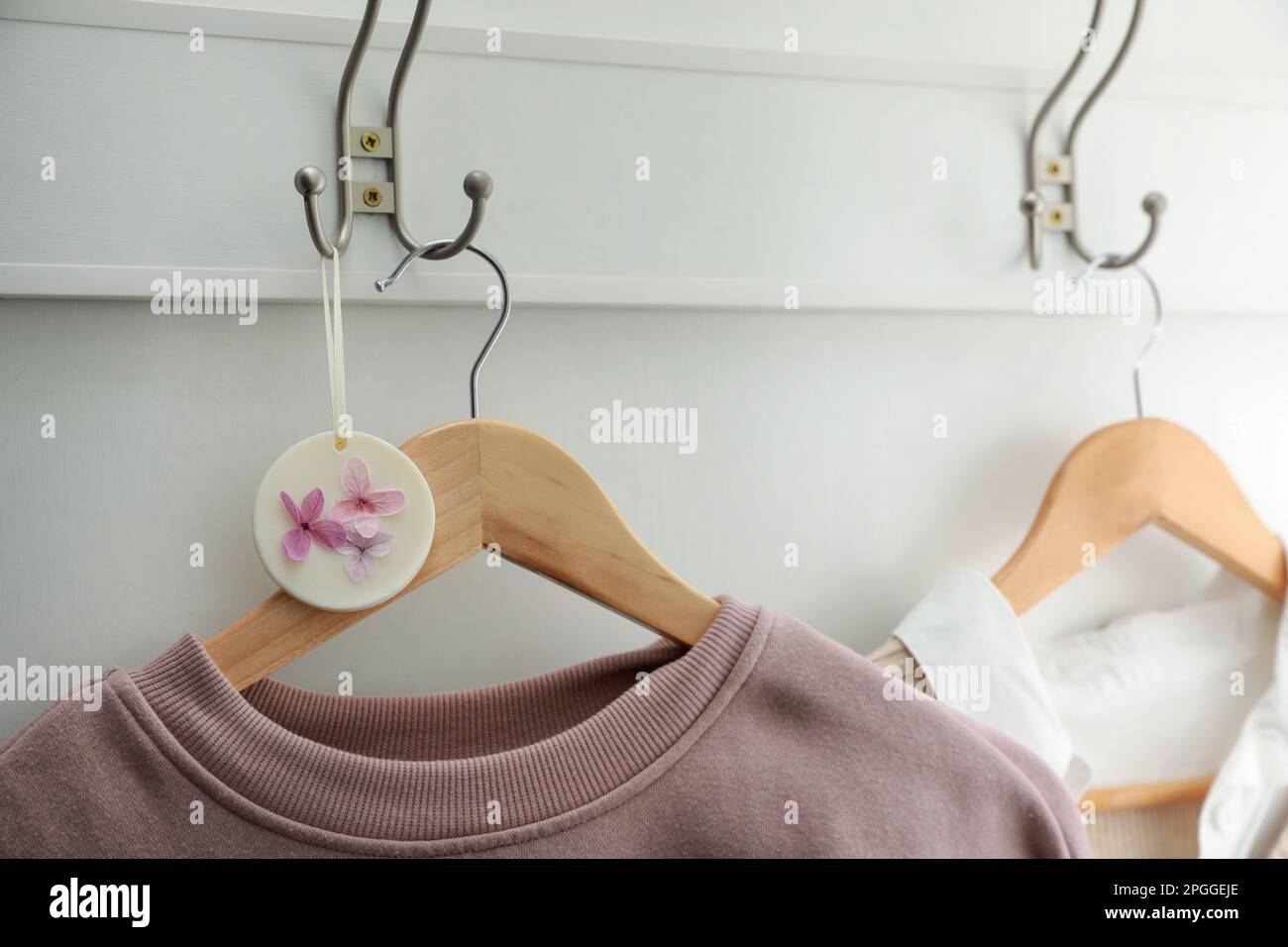 Wunderschöner, duftender Beutel und stilvolle Kleidung mit Haken Stockfoto