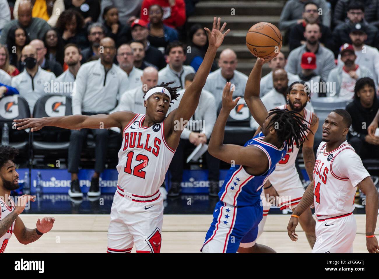 Chicago, USA. 22. März 2023. Chicago, USA, 22. März 2023: Ayo Dosunmu (12 Chicago Bulls) bewacht Tyrese Maxey (0 Philadelphia 76ers) während des Spiels zwischen den Chicago Bulls und Philadelphia 76ers am Mittwoch, den 22. März 2023 im United Center, Chicago, USA. (KEINE KOMMERZIELLE NUTZUNG) (Shaina Benhiyoun/SPP) Guthaben: SPP Sport Press Photo. Alamy Live News Stockfoto