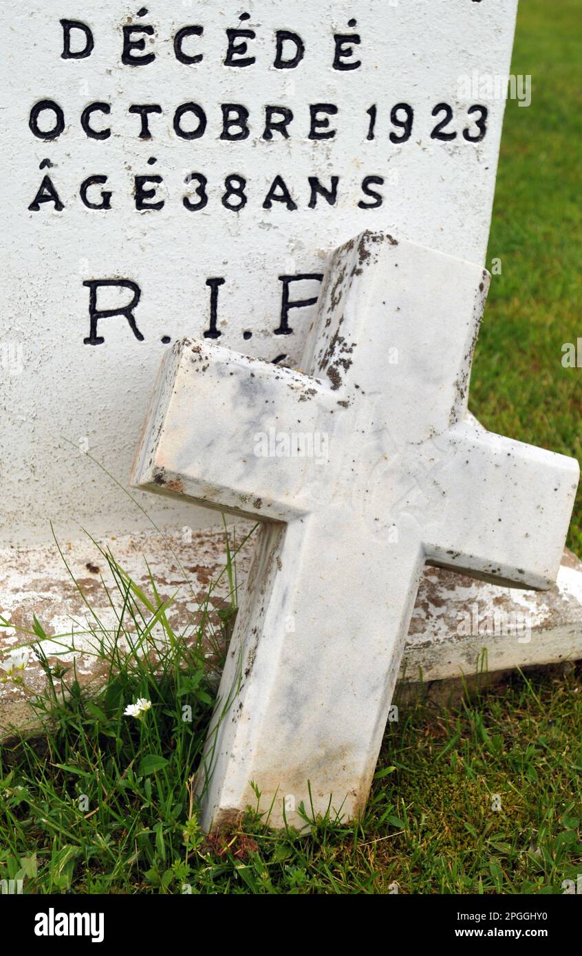 Details eines Kreuzes und Grabsteins auf dem akadianen Friedhof am Meer