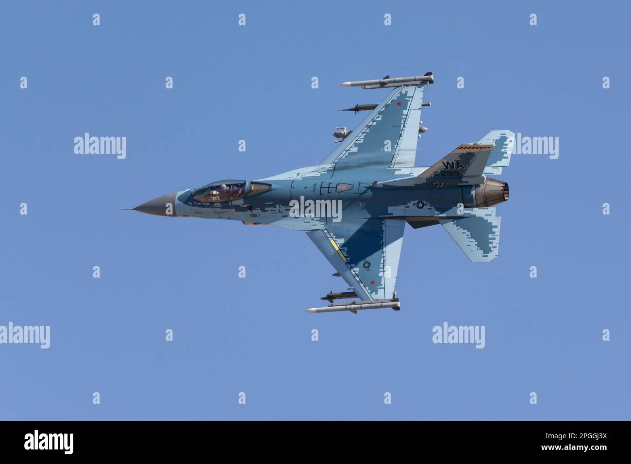 Las Vegas, NV - 23. Januar 2023: F-16 Fighter Jet Banks fuhr nach dem Start während der Red Flag 23-1 Übung am Nellis AFB ab. Stockfoto
