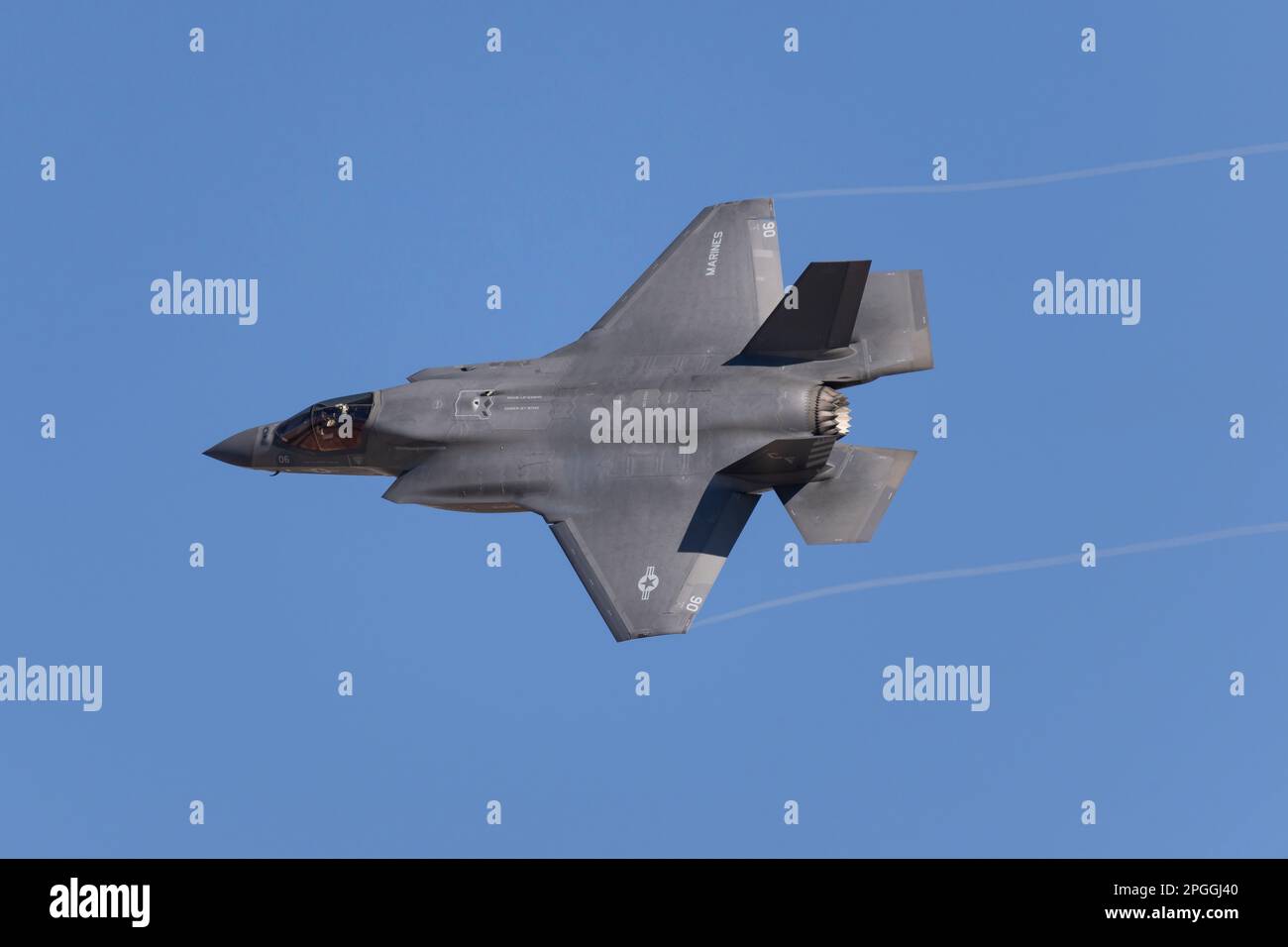 Las Vegas, NV - 23. Januar 2023: F-35 Fighter Jet Banks fuhr nach dem Start während der Red Flag 23-1 Übung am Nellis AFB ab. Stockfoto