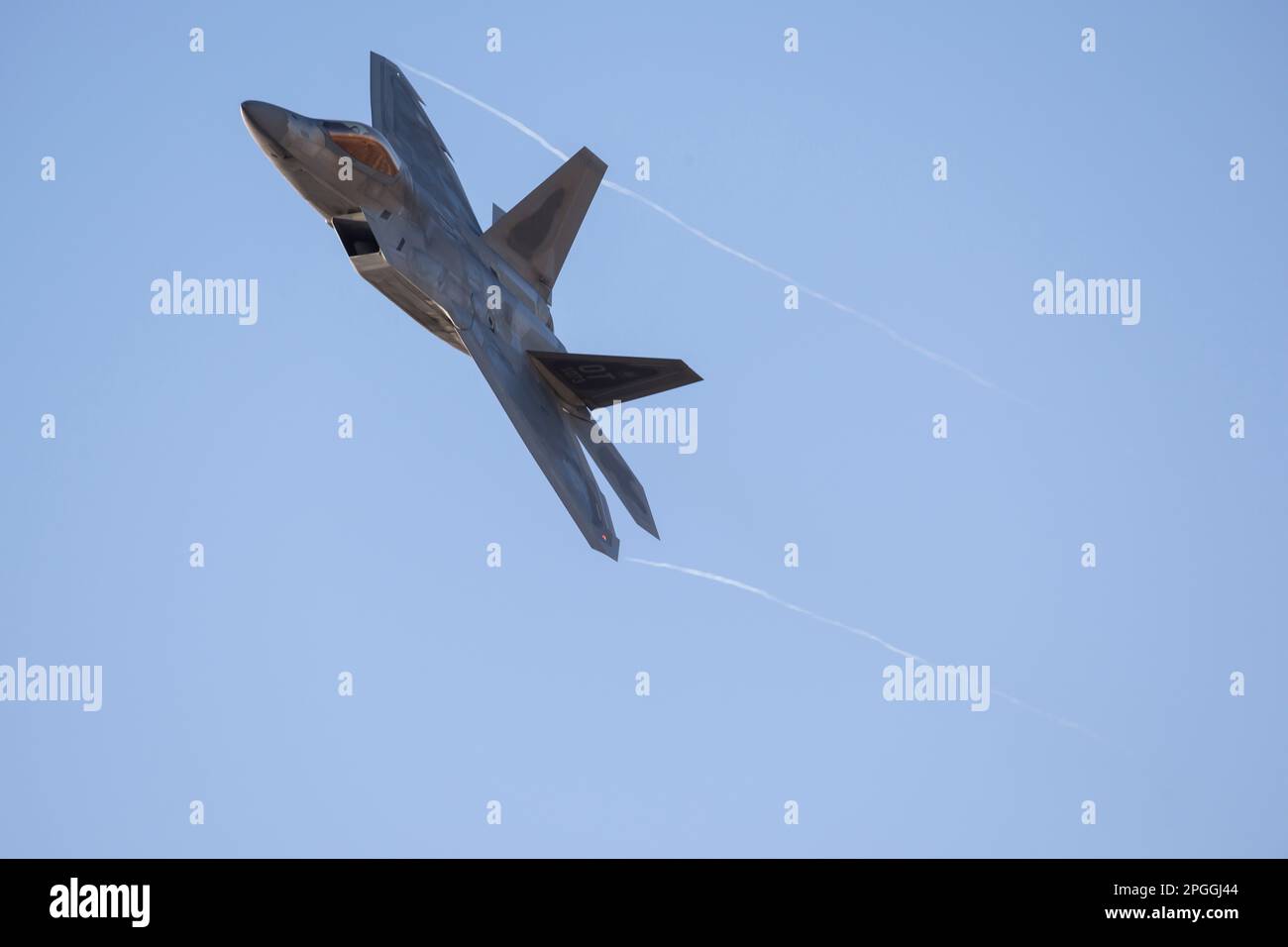 Las Vegas, NV - 5. November 2022: USAF F-22 Fighter Jet Banks fuhr nach dem Start während der Red Flag 23-1 Übung am Nellis AFB ab. Stockfoto