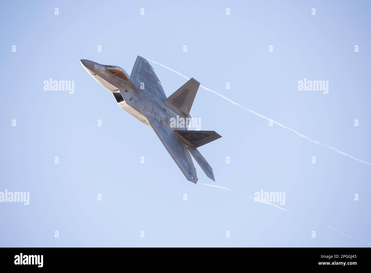 Las Vegas, NV - 5. November 2022: USAF F-22 Fighter Jet Banks fuhr nach dem Start während der Red Flag 23-1 Übung am Nellis AFB ab. Stockfoto