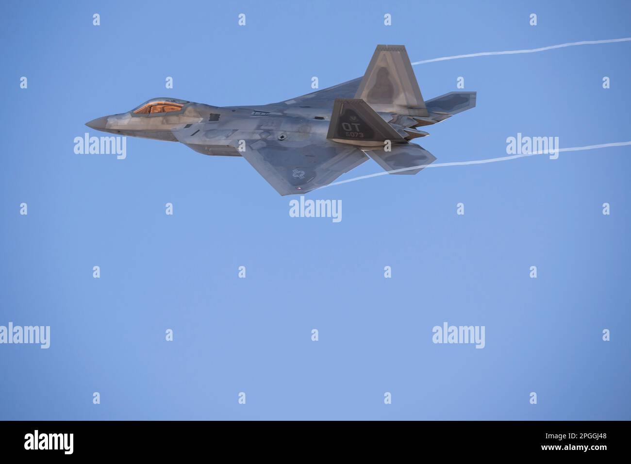 Las Vegas, NV - 5. November 2022: USAF F-22 Fighter Jet Banks fuhr nach dem Start während der Red Flag 23-1 Übung am Nellis AFB ab. Stockfoto