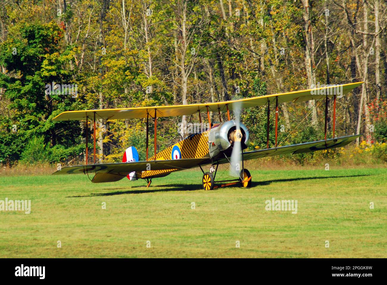 Ein britischer Avro 504k startet seine Propeller und bereitet sich auf den Start von einer Grasbahn in einem Luftfahrtmuseum vor, das historischen Flugzeugen gewidmet ist Stockfoto