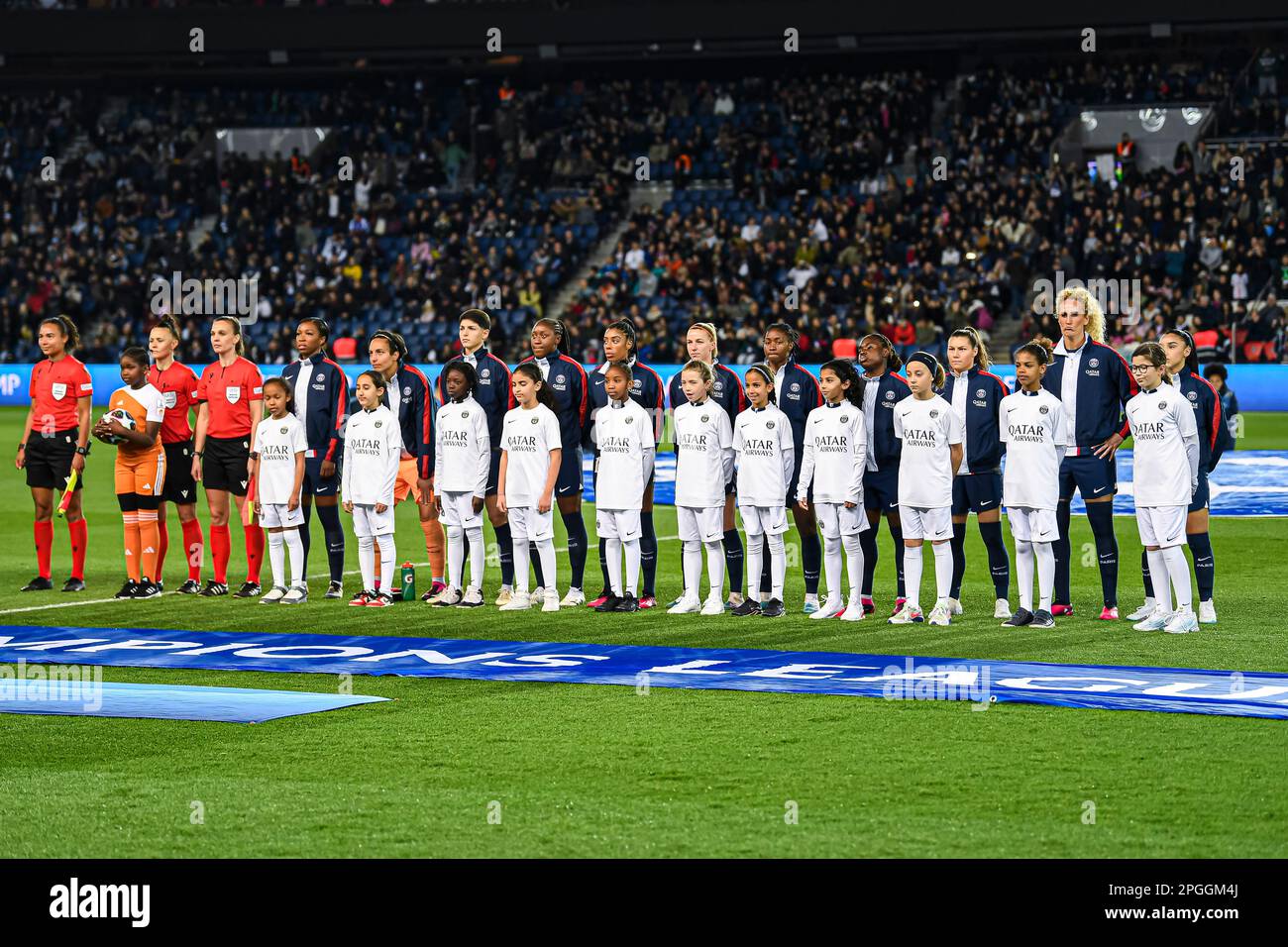 Paris, Frankreich. 22. März 2023. Kheira Hamraoui, Sakina Karchaoui und andere Teamspieler während des UEFA Women's Champions League, Viertelfinals, 1.-Bein-Fußballspiels zwischen Paris Saint-Germain (PSG) und VfL Wolfsburg am 22. März 2023 im Parc des Princes Stadion in Paris, Frankreich. Kredit: Victor Joly/Alamy Live News Stockfoto